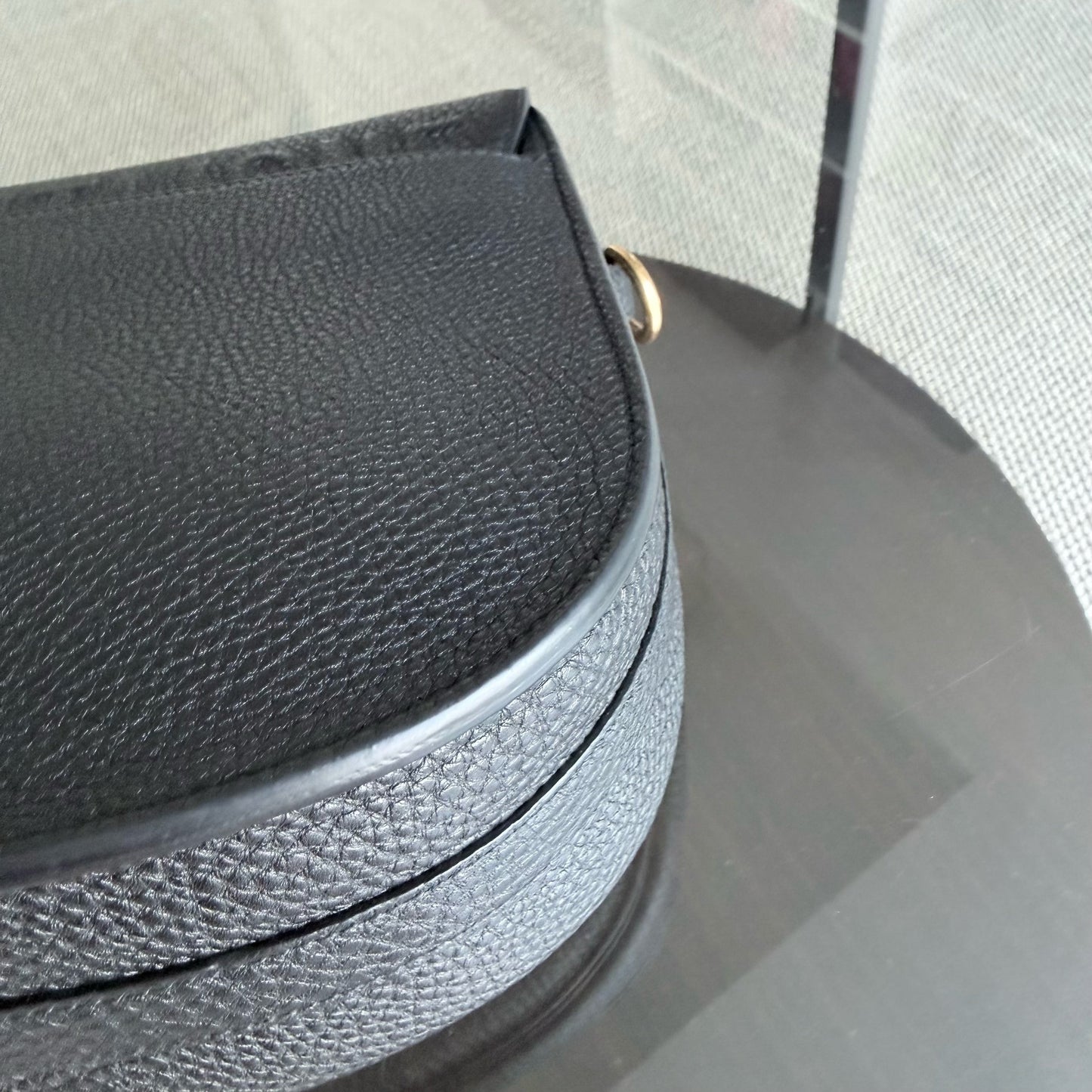 Kovancy Bijou Bobby Large - Cuir caviar noir, finitions dorées, bandoulière