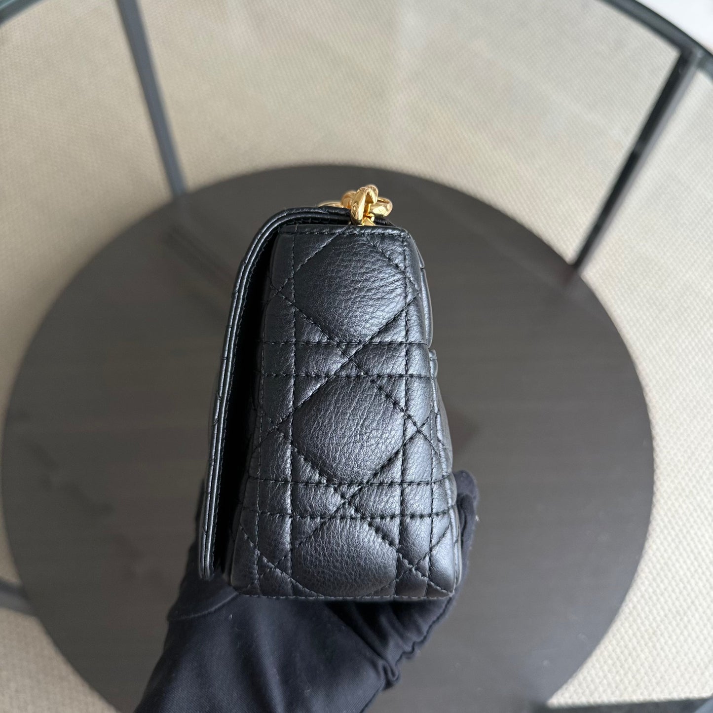 Kovancy Caro Small - Cuir de veau grainé Cannage Noir Quincaillerie dorée