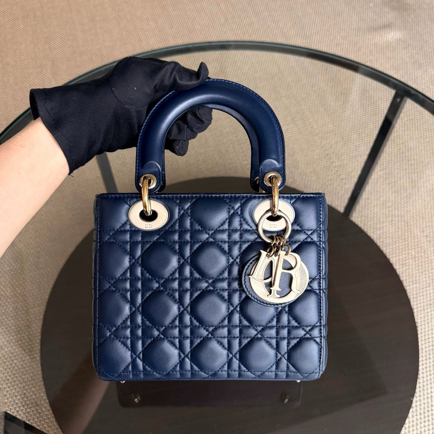 Kovancy Lady Petit rabat - Cuir d'agneau Cannage bleu foncé, quincaillerie dorée