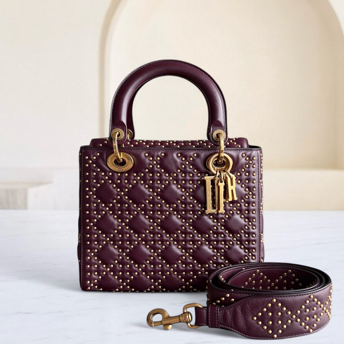 Kovancy Lady Rabat moyen - Cuir de veau Cannage clouté, rouge bordeaux, accessoires dorés