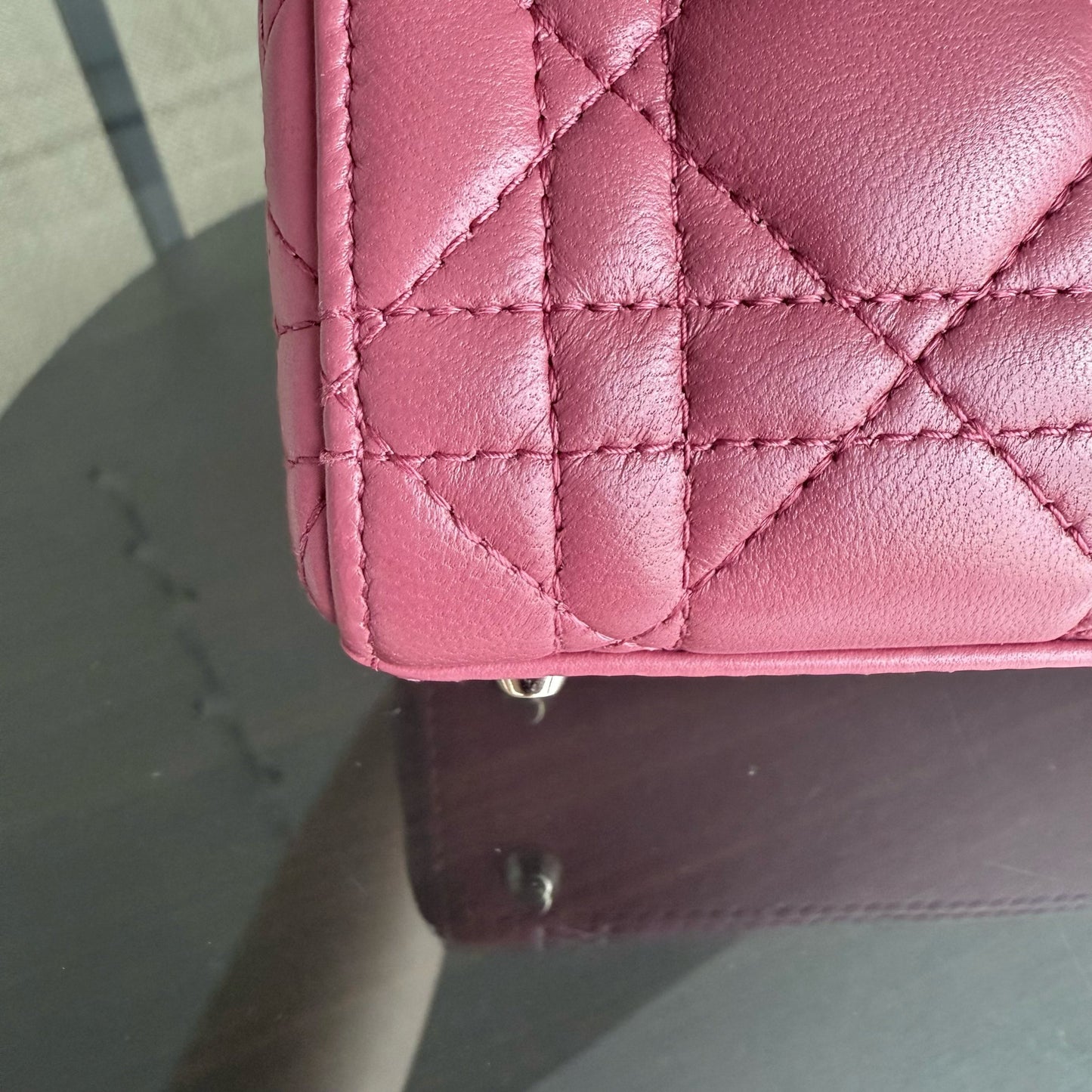 Kovancy Lady Mini - Nouvelle version du sac à rabat Cannage entièrement rose avec accessoires dorés