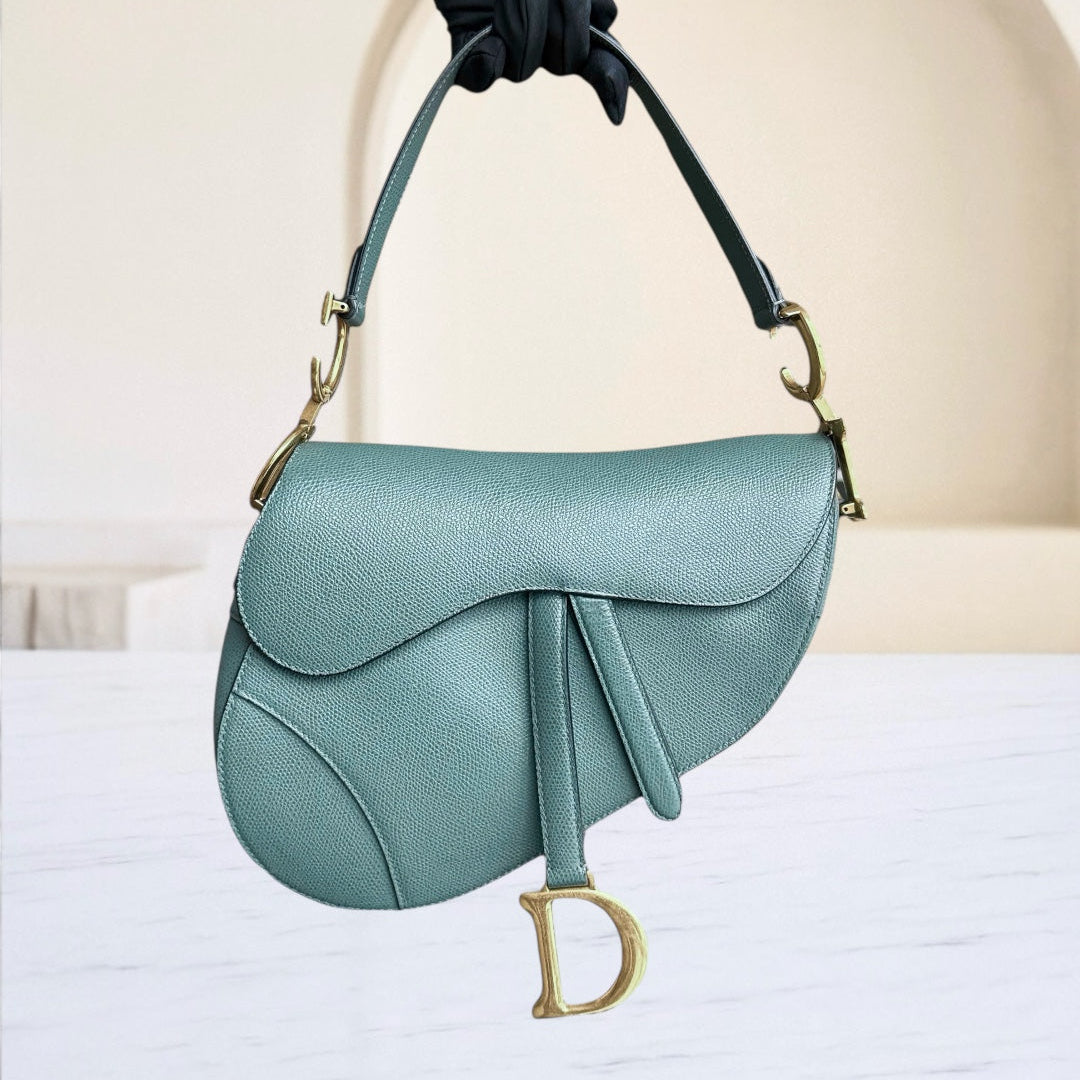 Kovancy Saddle Medium - Cuir de veau grainé 25CM Haze Green Hardware doré