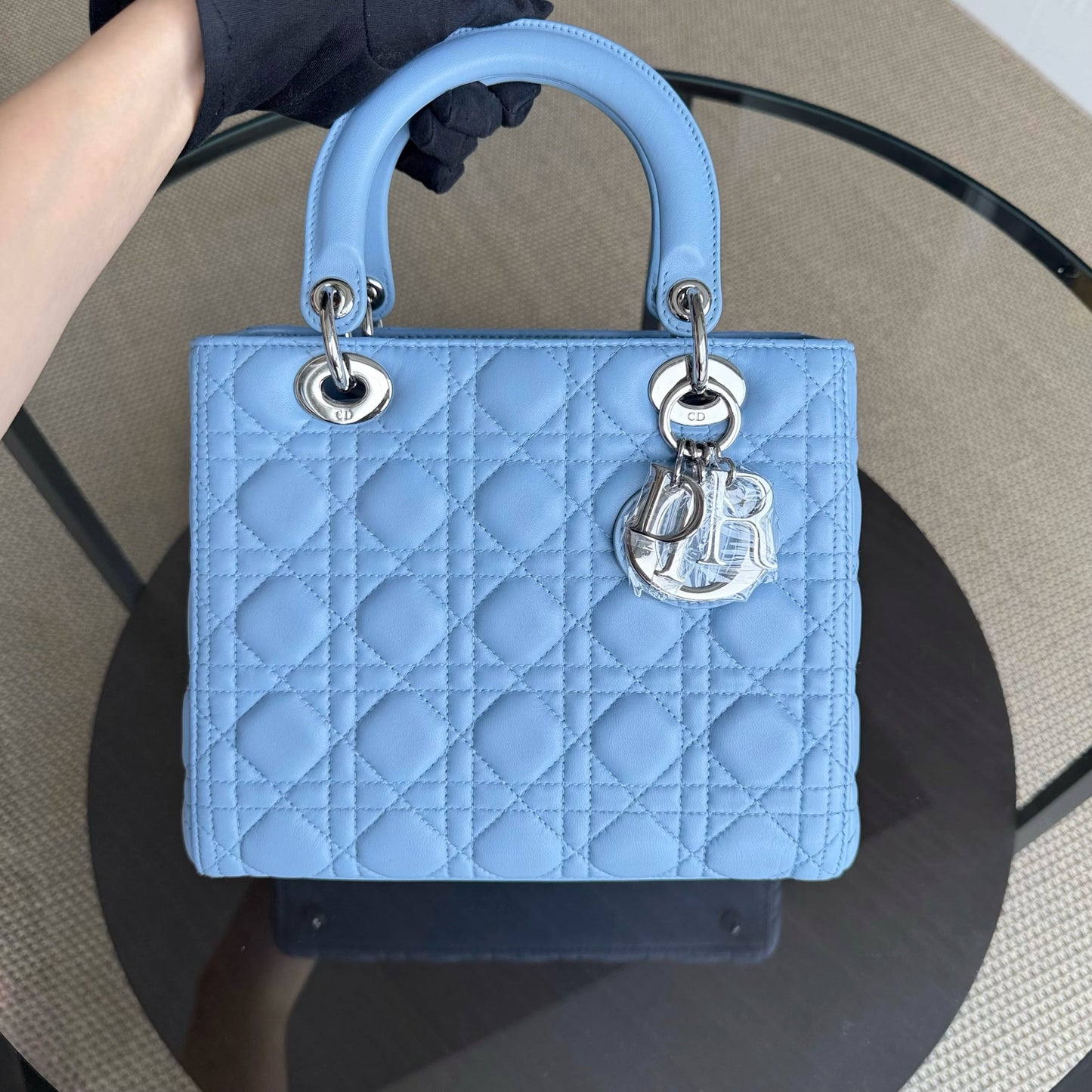 Kovancy Lady Cuir d'agneau Cannage moyen bleu clair avec accessoires argentés
