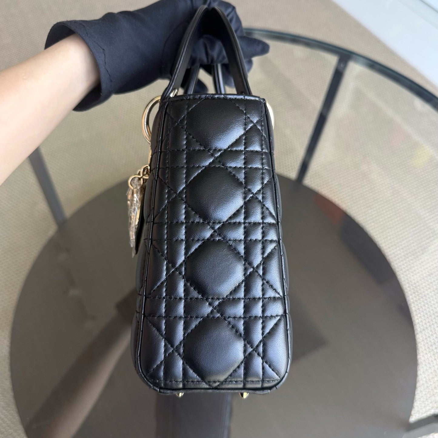 Kovancy Lady Petit rabat MyABC - Breloque ABC en cuir d'agneau Cannage noir et doré