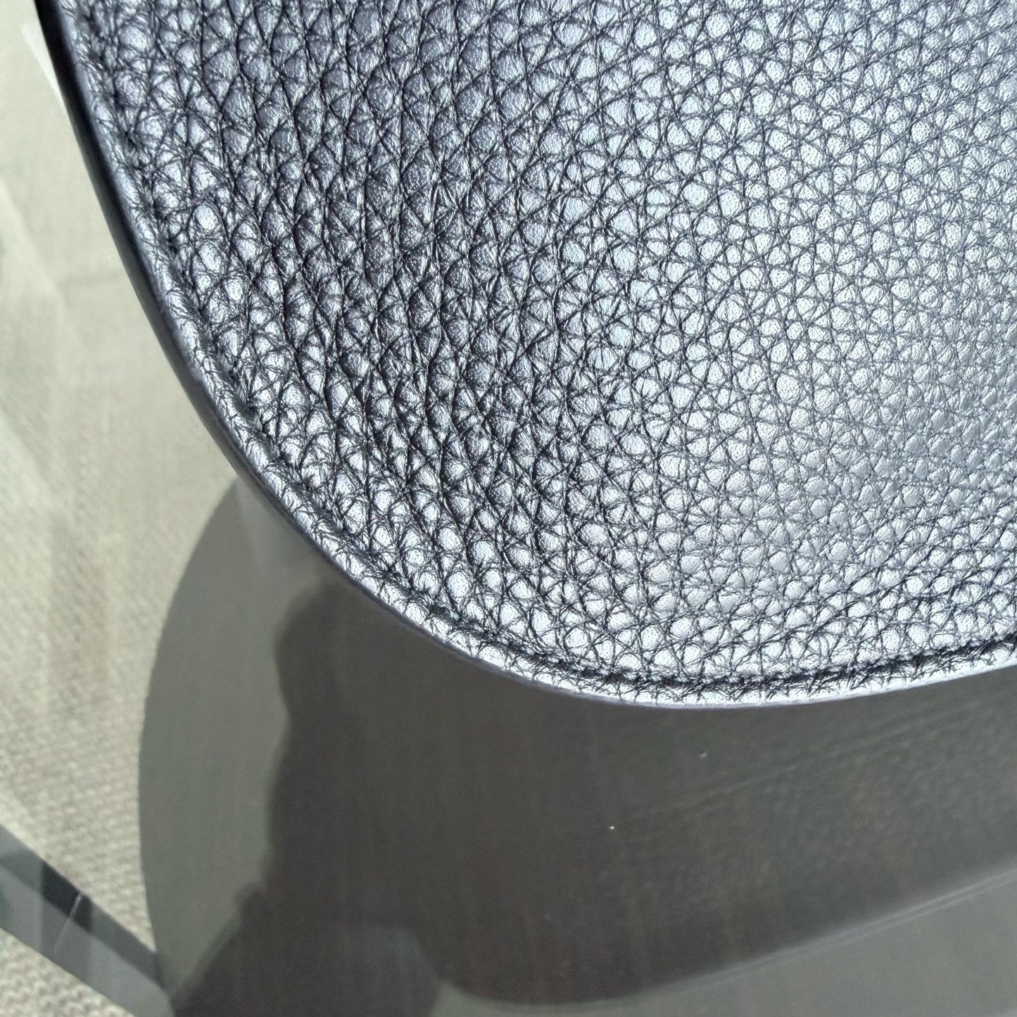 Kovancy Bijou Bobby Large - Cuir caviar noir, finitions dorées, bandoulière