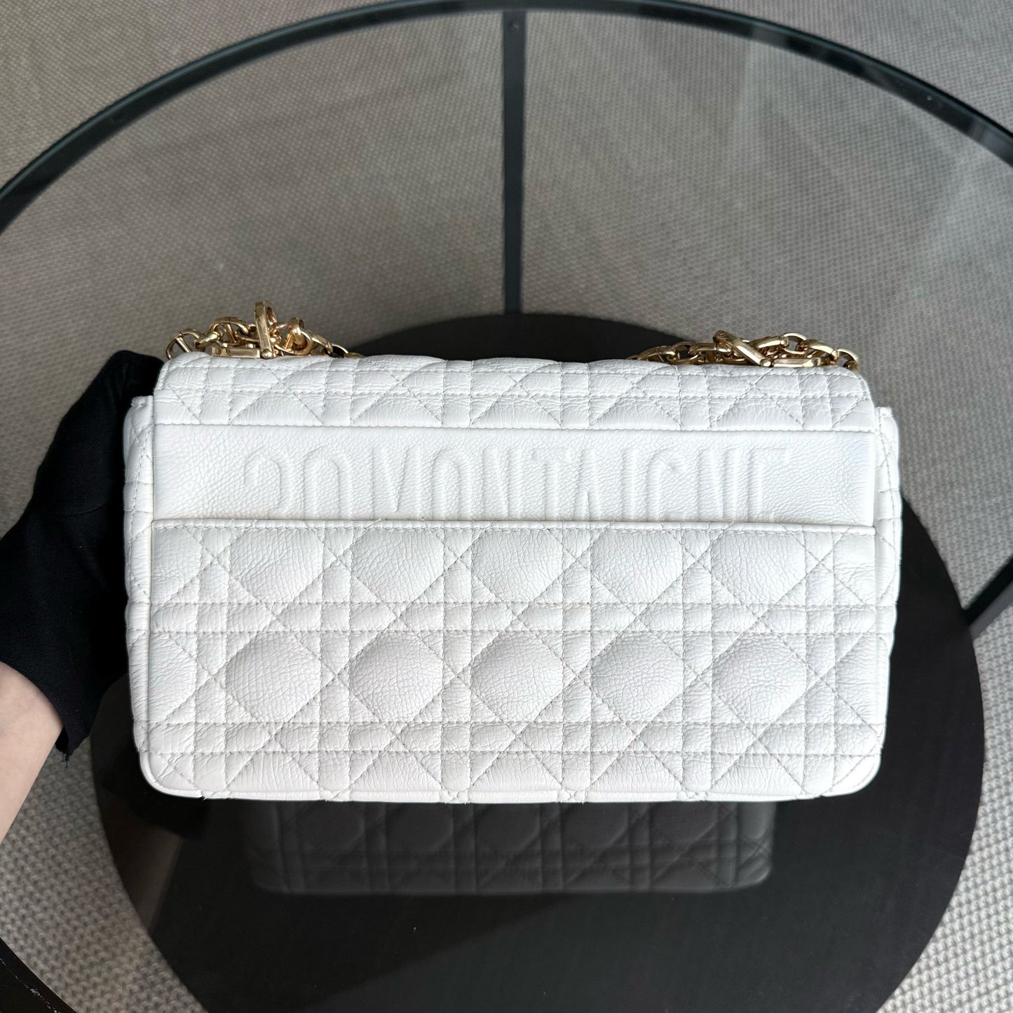 Kovancy Caro Medium - Cuir de veau grainé Cannage, finitions en or blanc