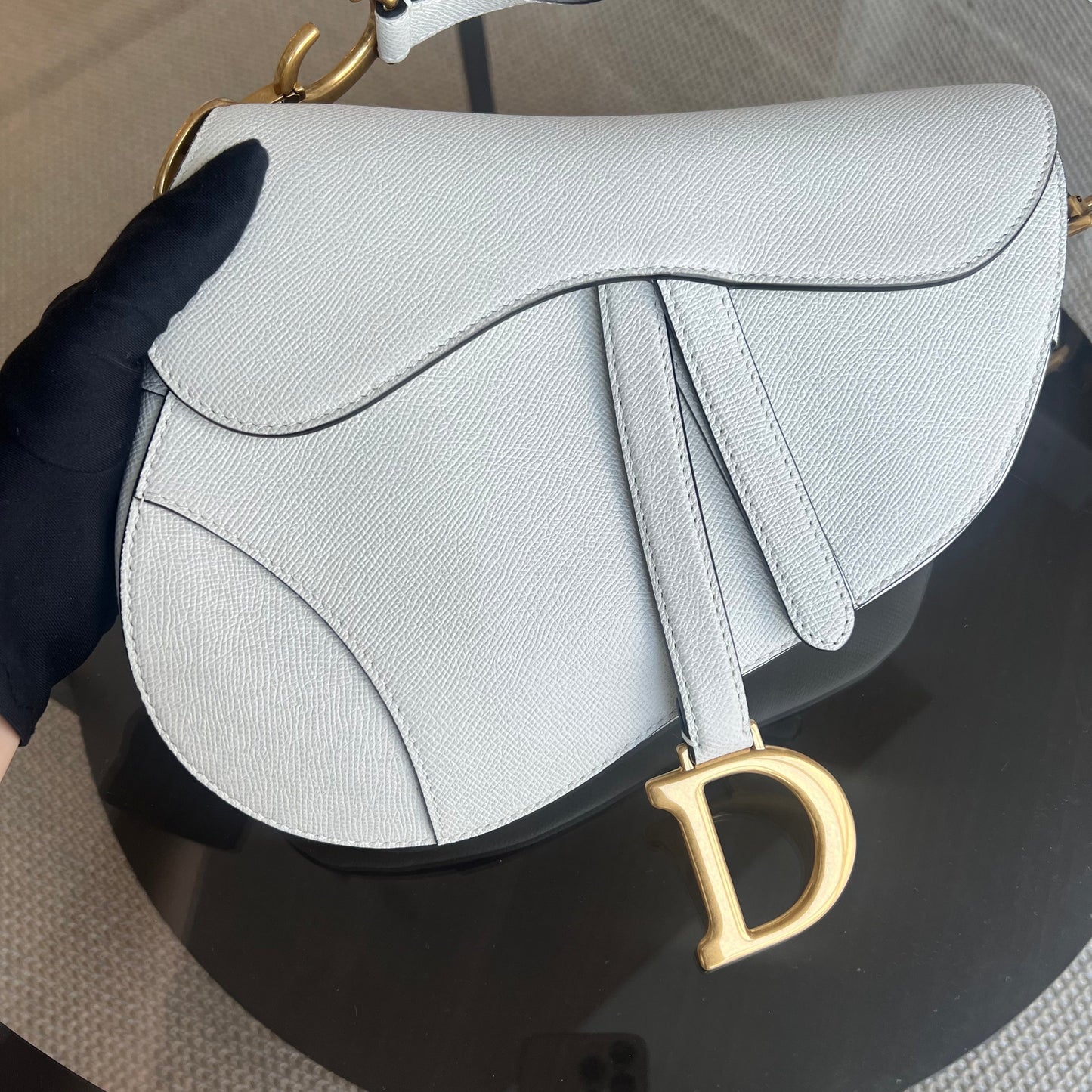 Kovancy Saddle Medium - Cuir de veau grainé, finitions en or blanc