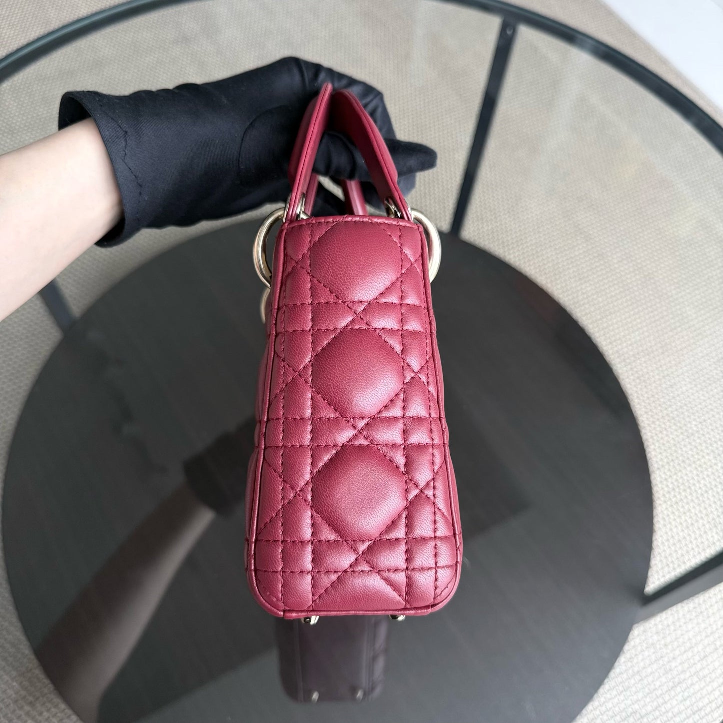 Kovancy Lady Mini - Bracelet chaîne en cuir d'agneau Cannage rouge foncé avec quincaillerie dorée