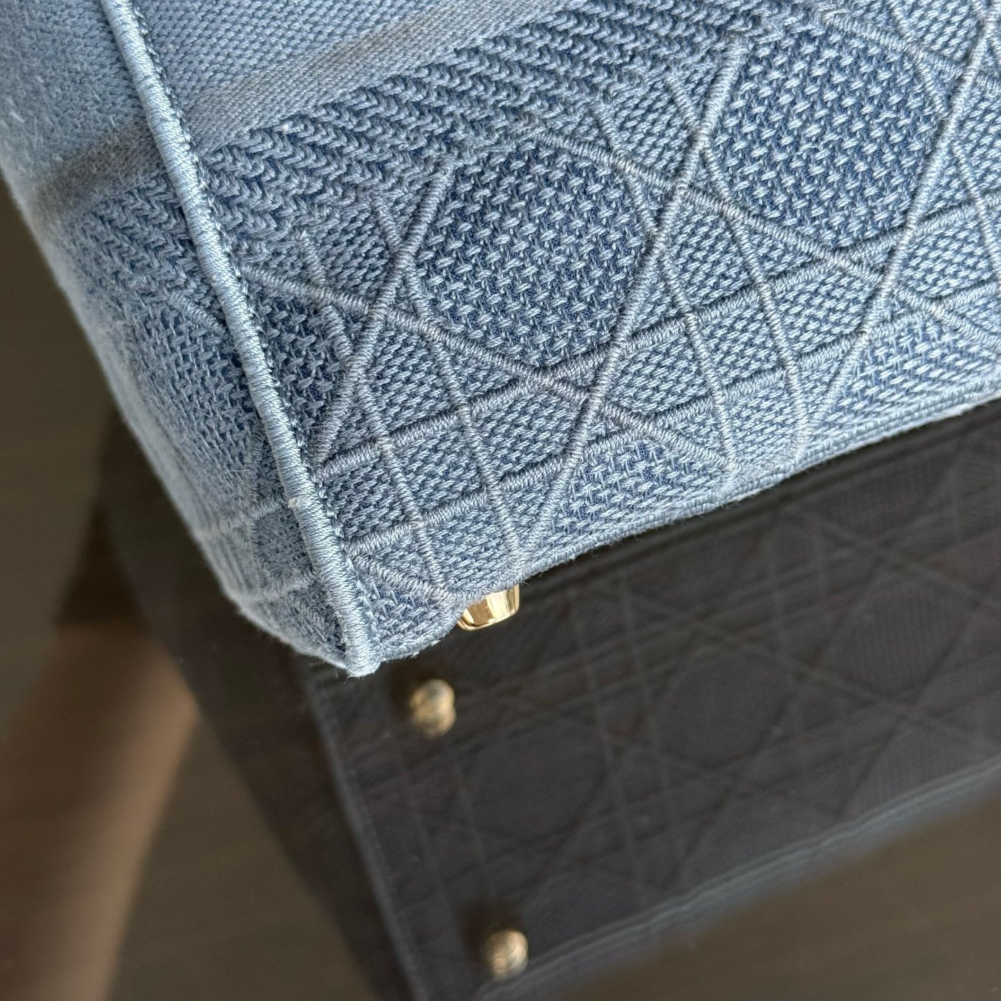 Kovancy Lady D-Lite - Cannage brodé bleu denim clair avec accessoires dorés