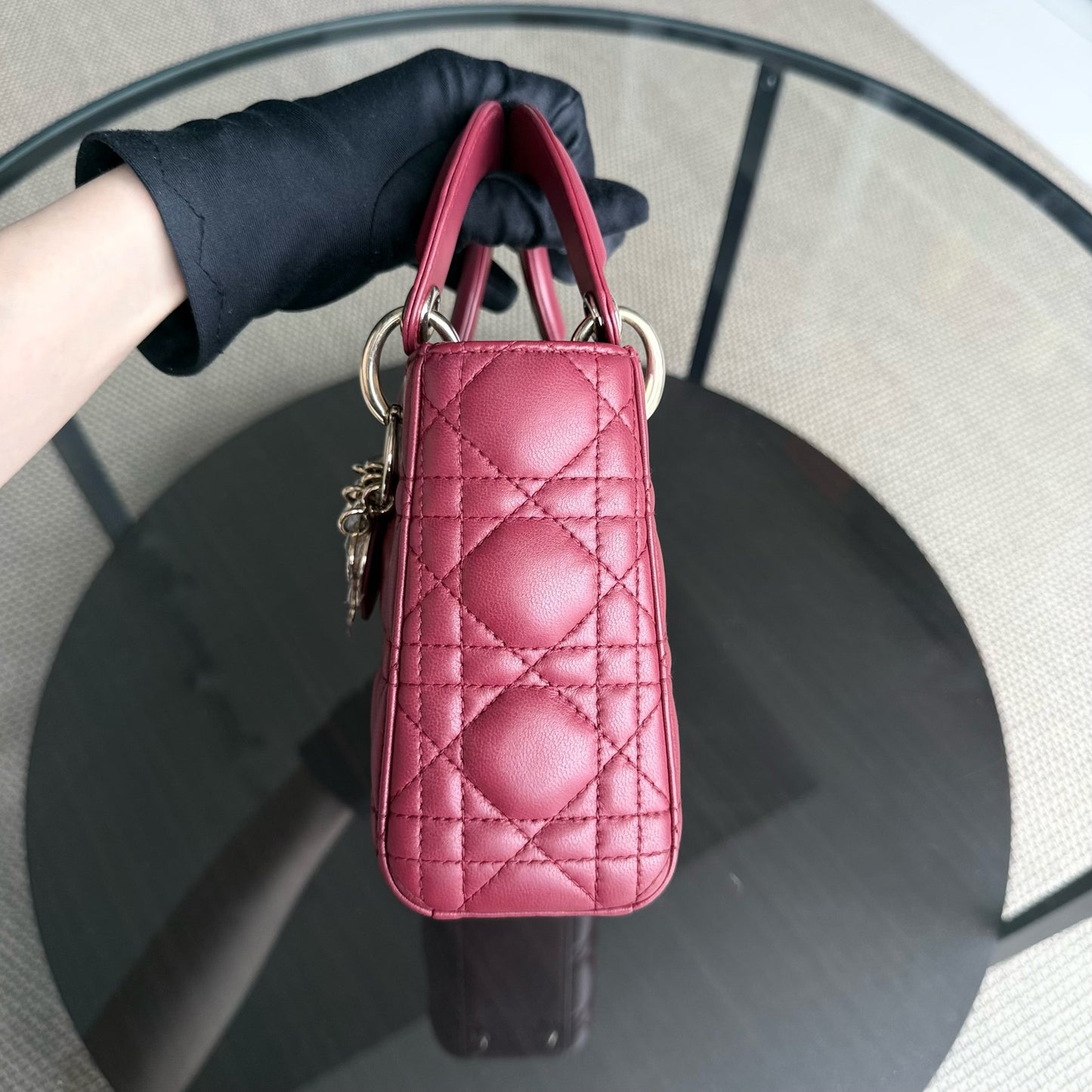 Kovancy Lady Mini - Bracelet chaîne en cuir d'agneau Cannage rouge foncé avec quincaillerie dorée