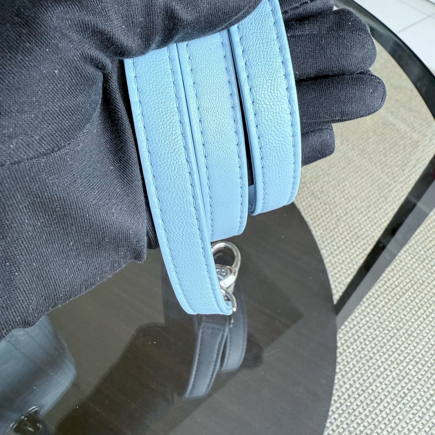 Kovancy Lady Cuir d'agneau Cannage moyen bleu clair avec accessoires argentés