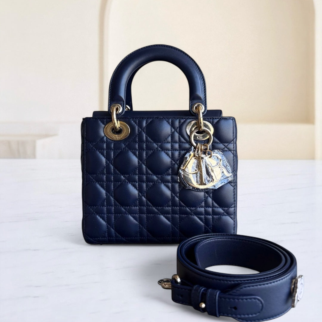 Kovancy Lady Petit rabat - Cuir d'agneau Cannage bleu marine foncé, accessoires dorés avec breloques