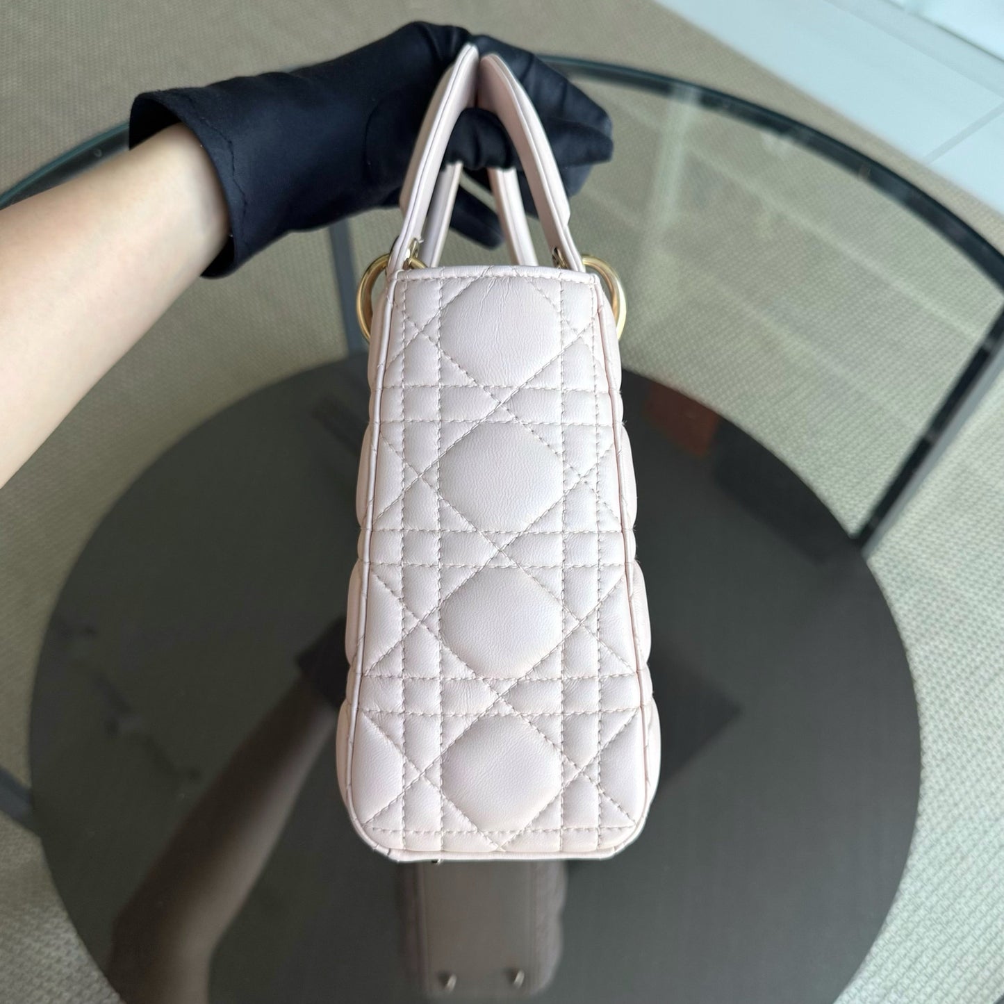 Kovancy Lady Petit rabat - Cuir d'agneau Cannage Light Sakura Rose Quincaillerie dorée SANS SANGLE