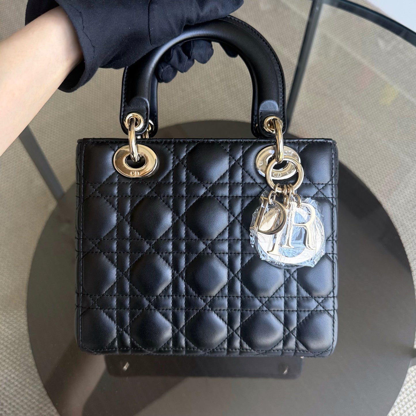 Kovancy Lady Petit rabat MyABC - Breloque ABC en cuir d'agneau Cannage noir et doré