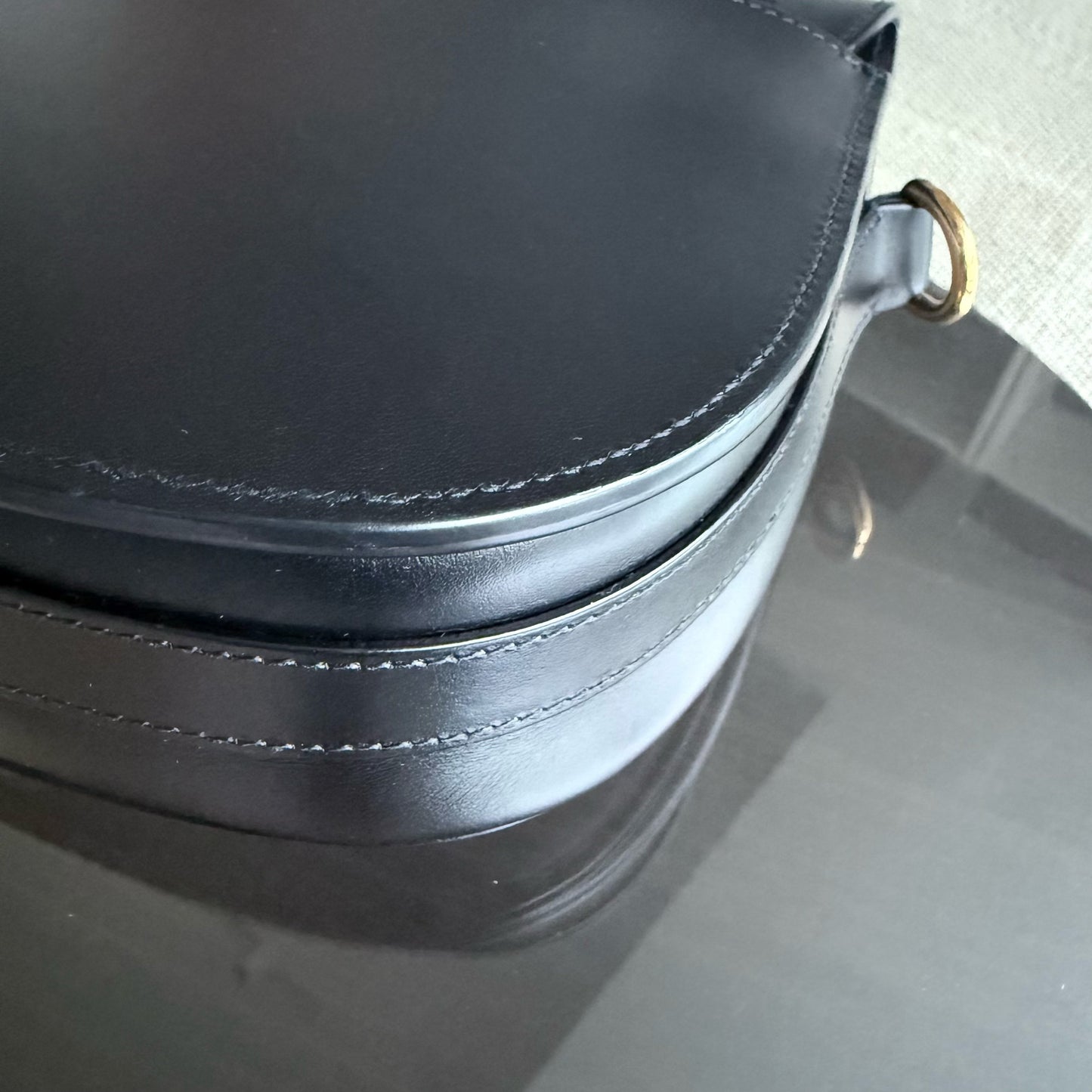 Kovancy Bobby Medium - Cuir de veau lisse noir, finitions dorées