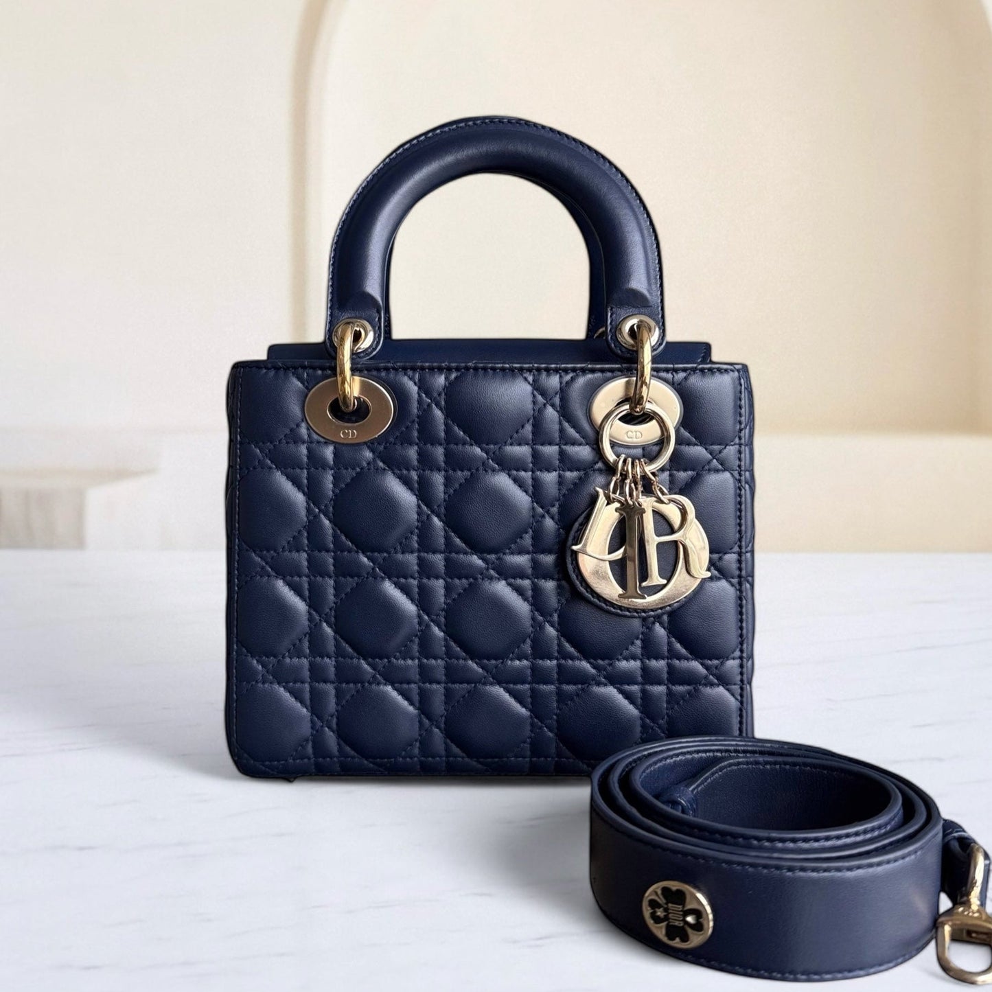 Kovancy Lady Petit rabat - Cuir d'agneau Cannage bleu foncé, quincaillerie dorée
