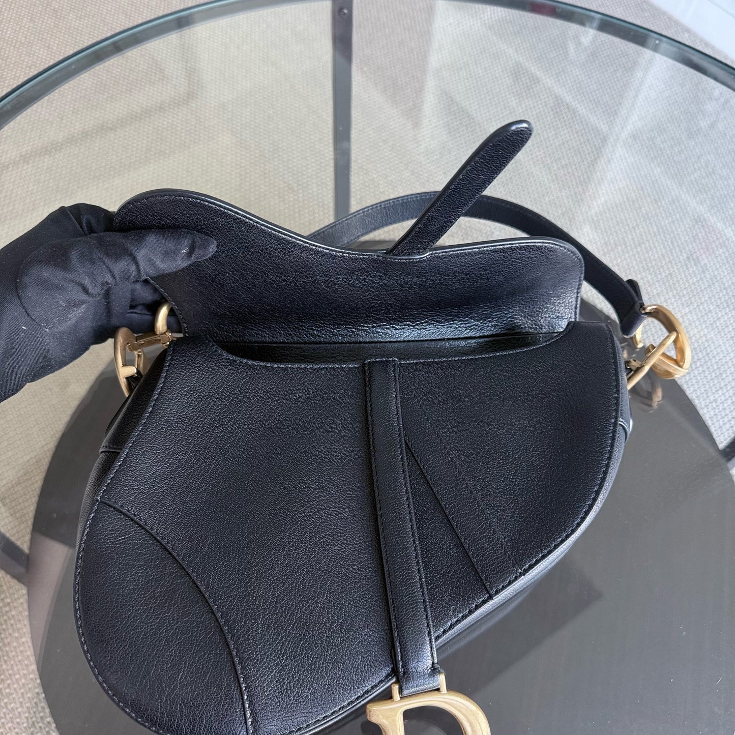 Kovancy Selle Medium - 25 cm en cuir de veau noir et finitions dorées
