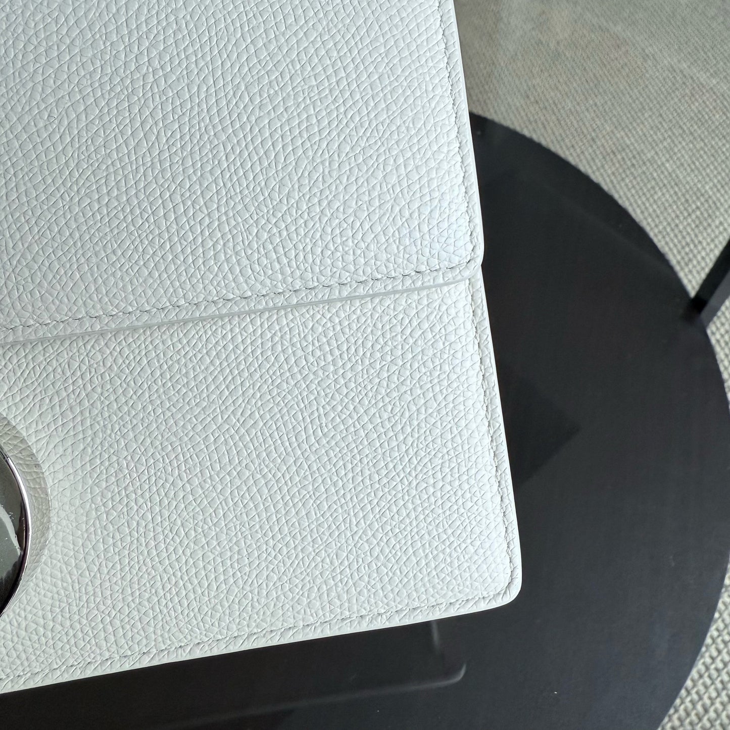 Kovancy 30 Montaigne - Cuir de veau grainé blanc, accastillage argenté
