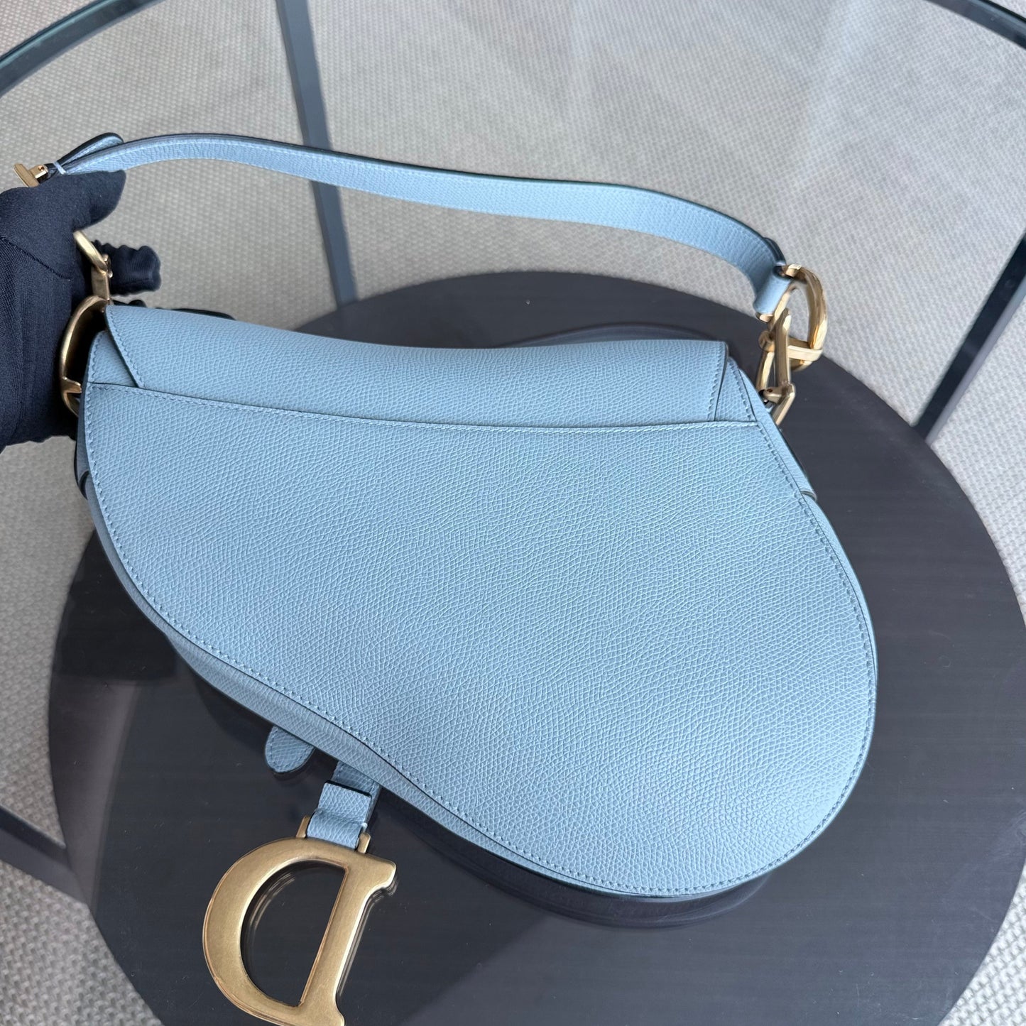 Kovancy Selle Medium - 25 cm en cuir de veau grainé bleu brume, accessoires dorés