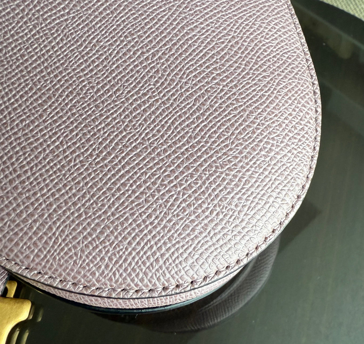 Kovancy Saddle Small - Bandoulière ajustable en cuir de veau grainé Nude Rose Hardware Gold