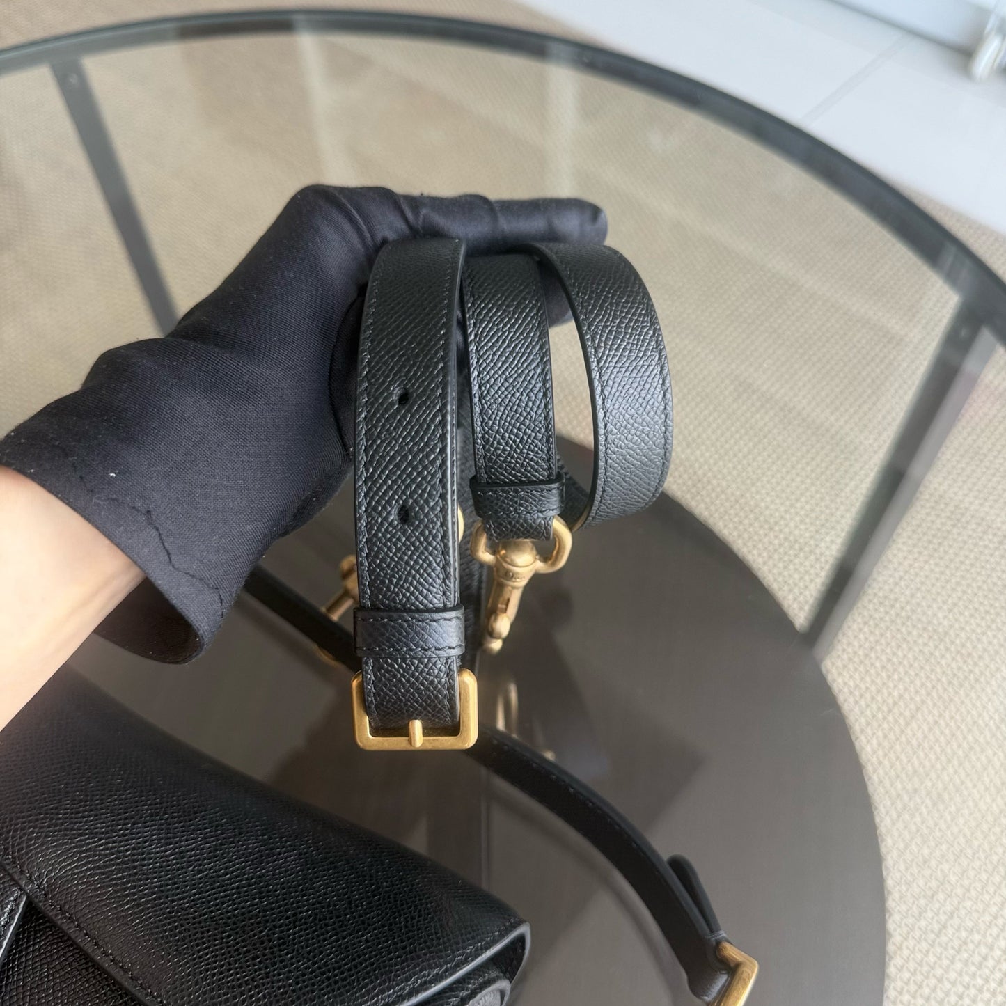 Kovancy Selle Medium avec sangle - Cuir de veau grainé noir, finitions dorées