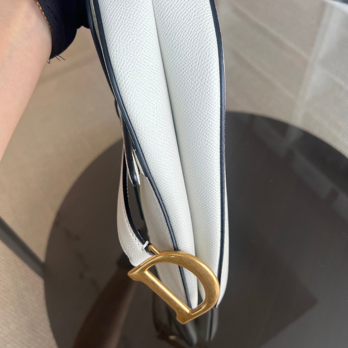 Kovancy Saddle Medium - Cuir de veau grainé, finitions en or blanc