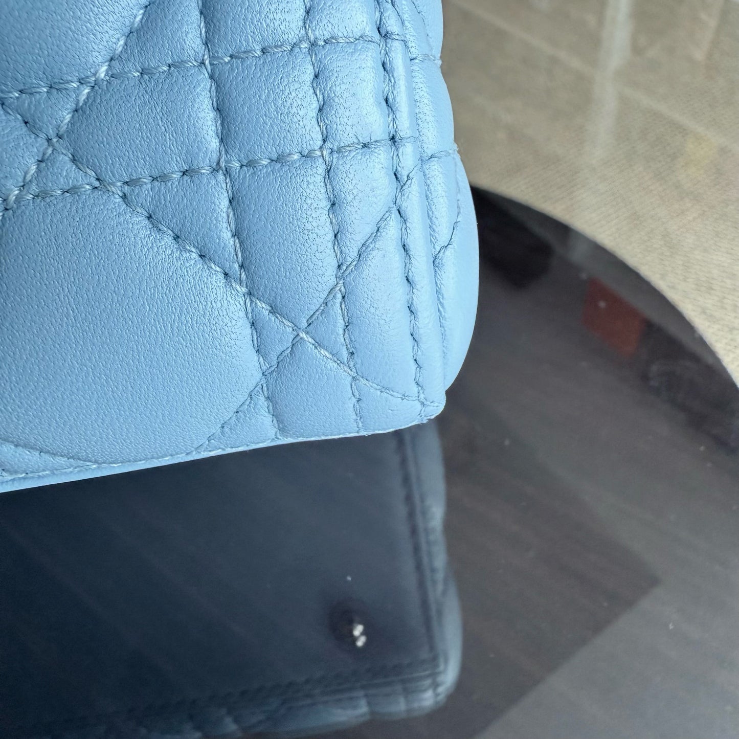 Kovancy Lady Cuir d'agneau Cannage moyen bleu clair avec accessoires argentés