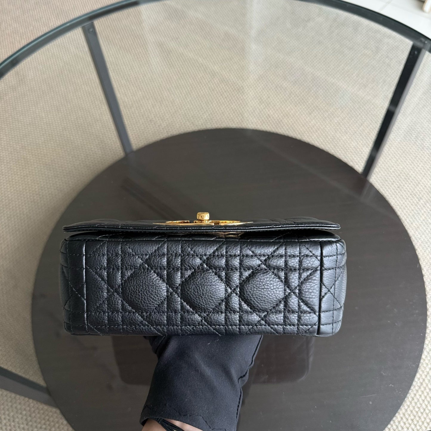Kovancy Caro Small - Cuir de veau grainé Cannage Noir Quincaillerie dorée
