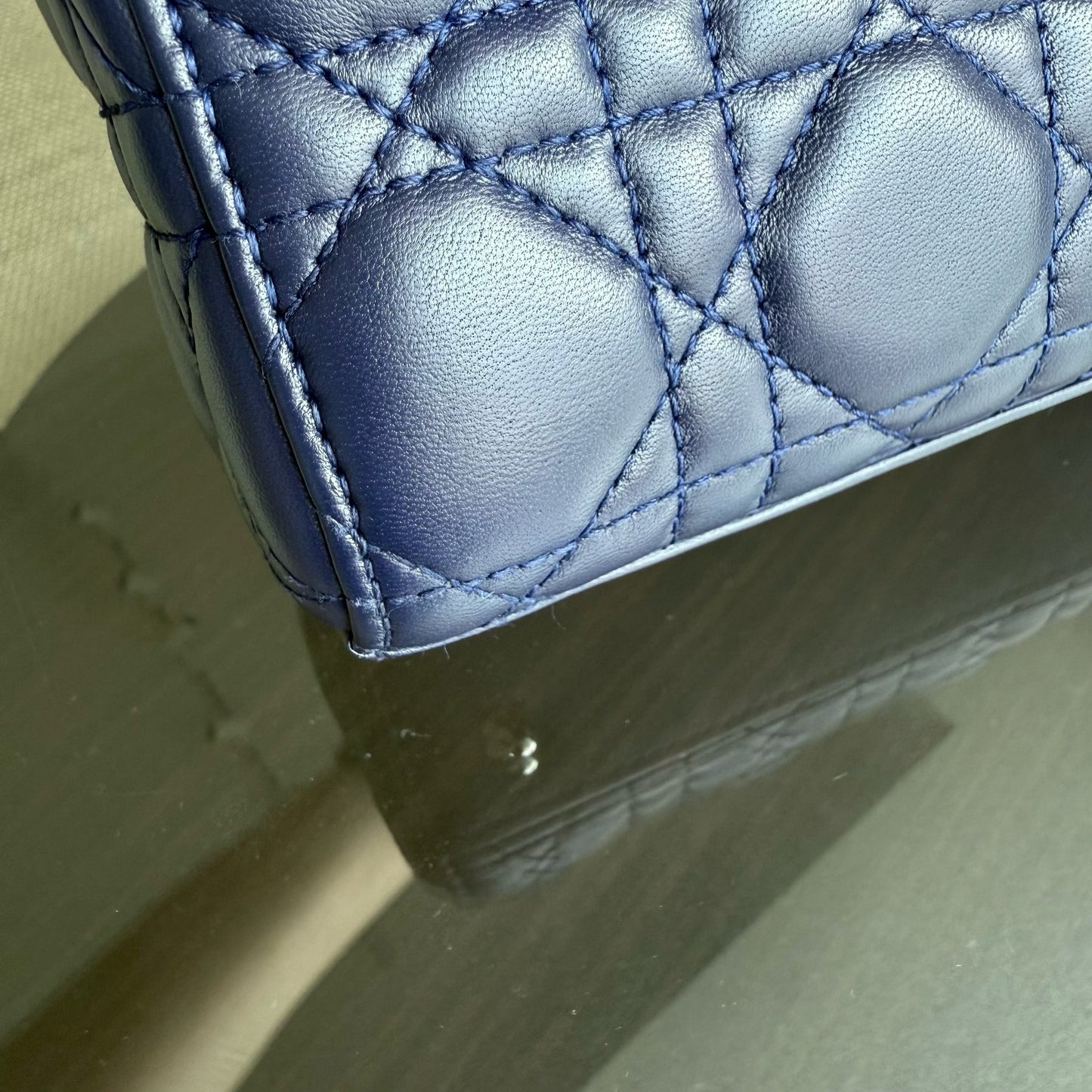 Kovancy Lady Petit rabat - Cuir d'agneau Cannage bleu foncé, quincaillerie argentée
