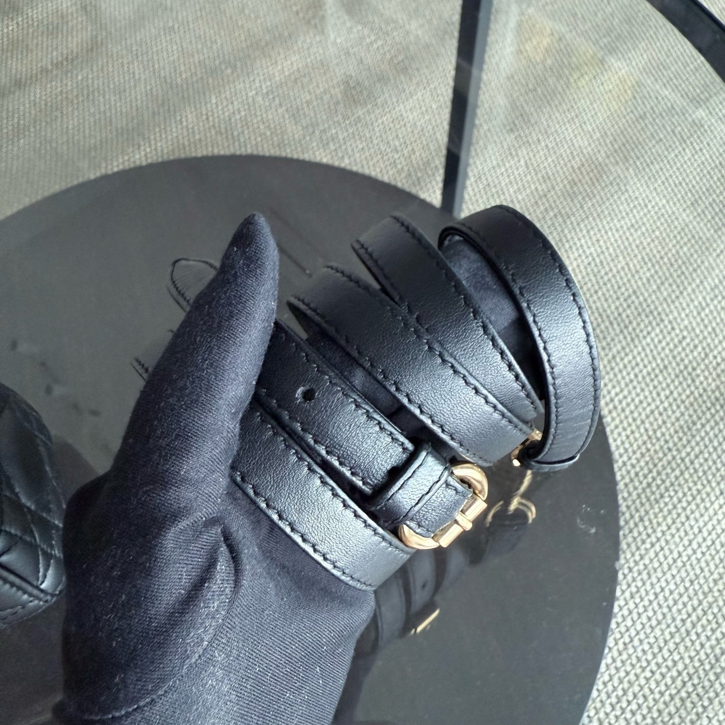 Kovancy Lady Mini - Bandoulière réglable en cuir d'agneau noir Cannage avec quincaillerie dorée