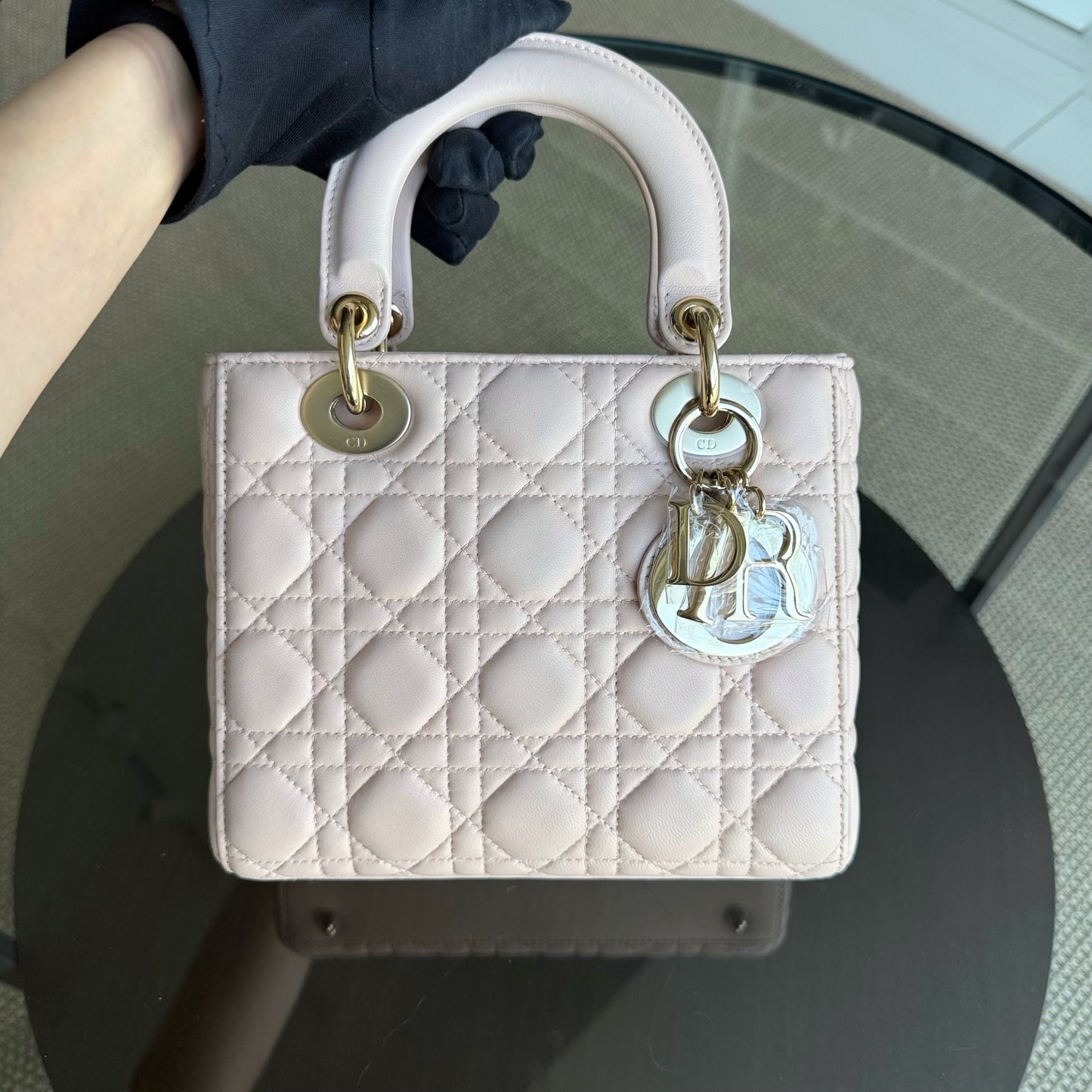 Kovancy Lady Petit rabat - Cuir d'agneau Cannage Light Sakura Rose Quincaillerie dorée SANS SANGLE