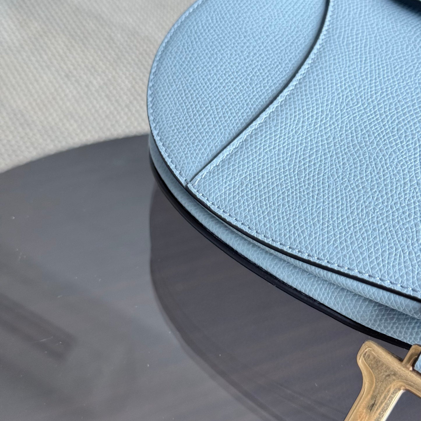 Kovancy Selle Medium - 25 cm en cuir de veau grainé bleu brume, accessoires dorés