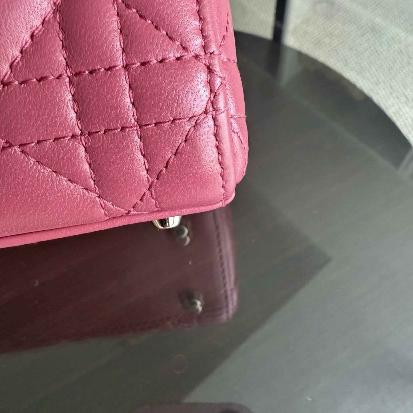 Kovancy Lady Mini - Nouvelle version du sac à rabat Cannage entièrement rose avec accessoires dorés