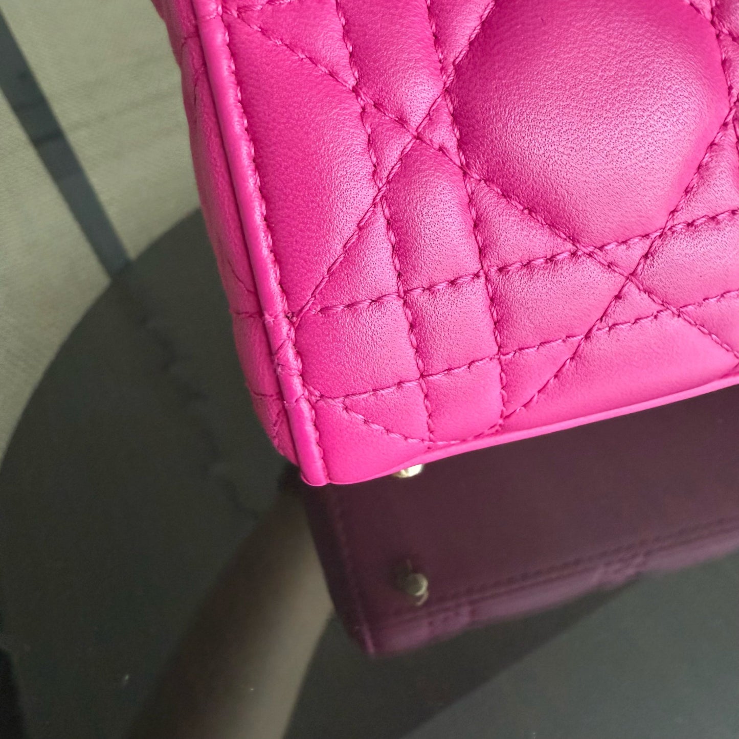 Kovancy Lady Mini - Bandoulière en cuir d'agneau Cannage rose vif avec chaîne et quincaillerie dorée