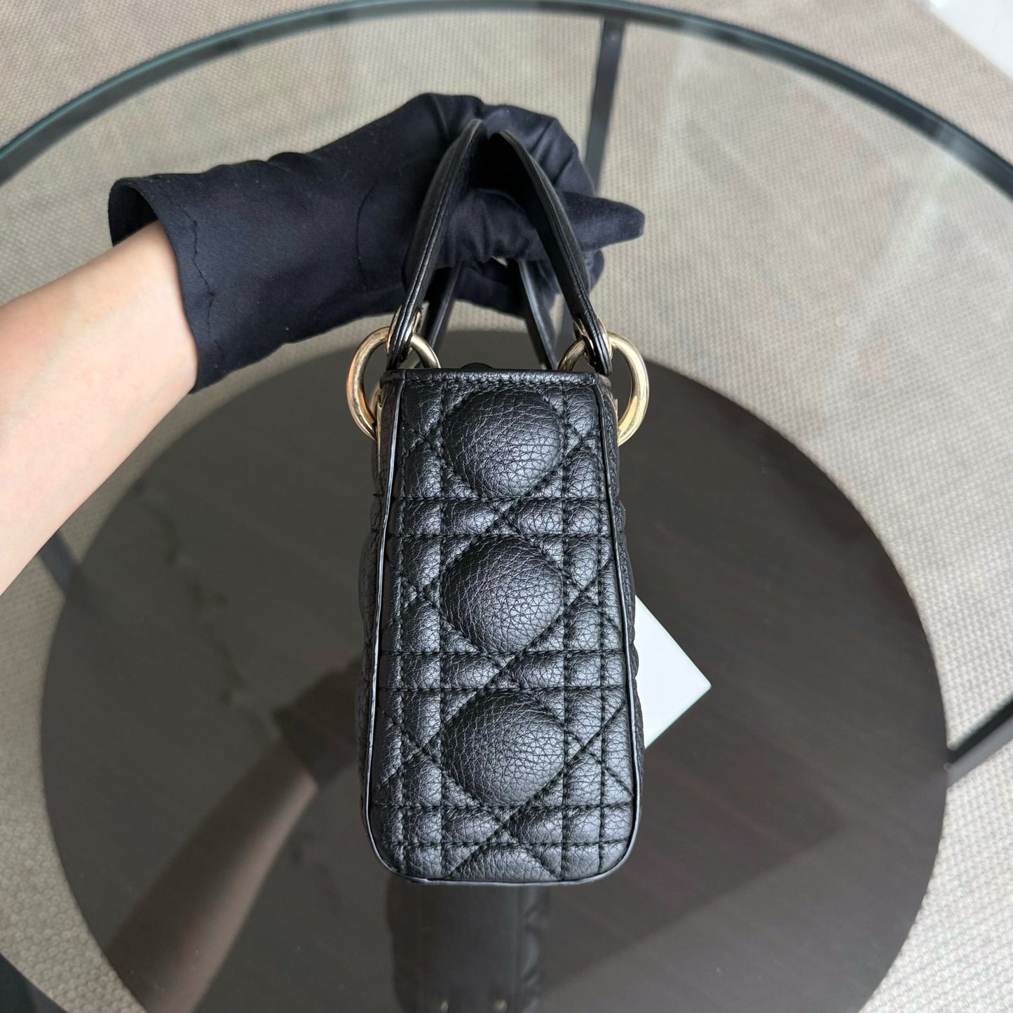 Kovancy Lady Mini - Cannage en veau grainé noir avec finitions dorées