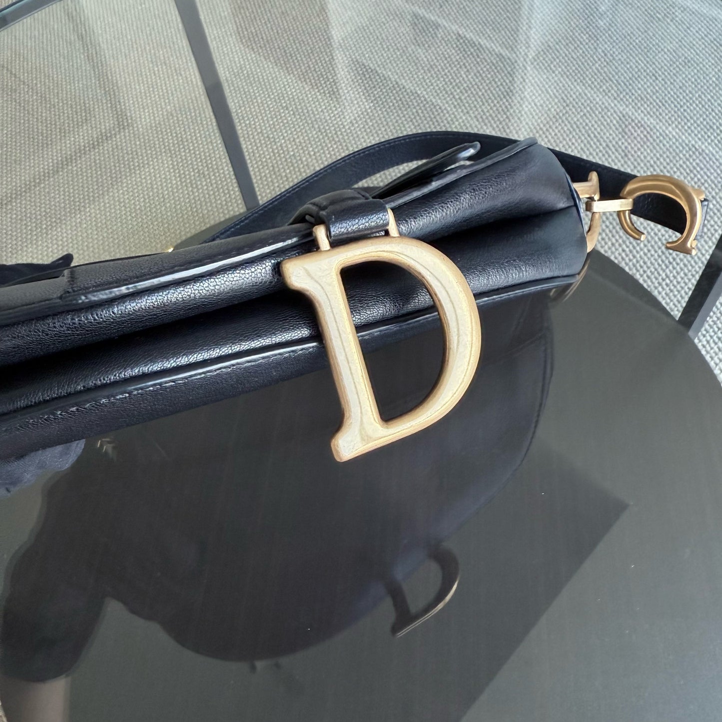 Kovancy Selle Medium - 25 cm en cuir de veau noir et finitions dorées
