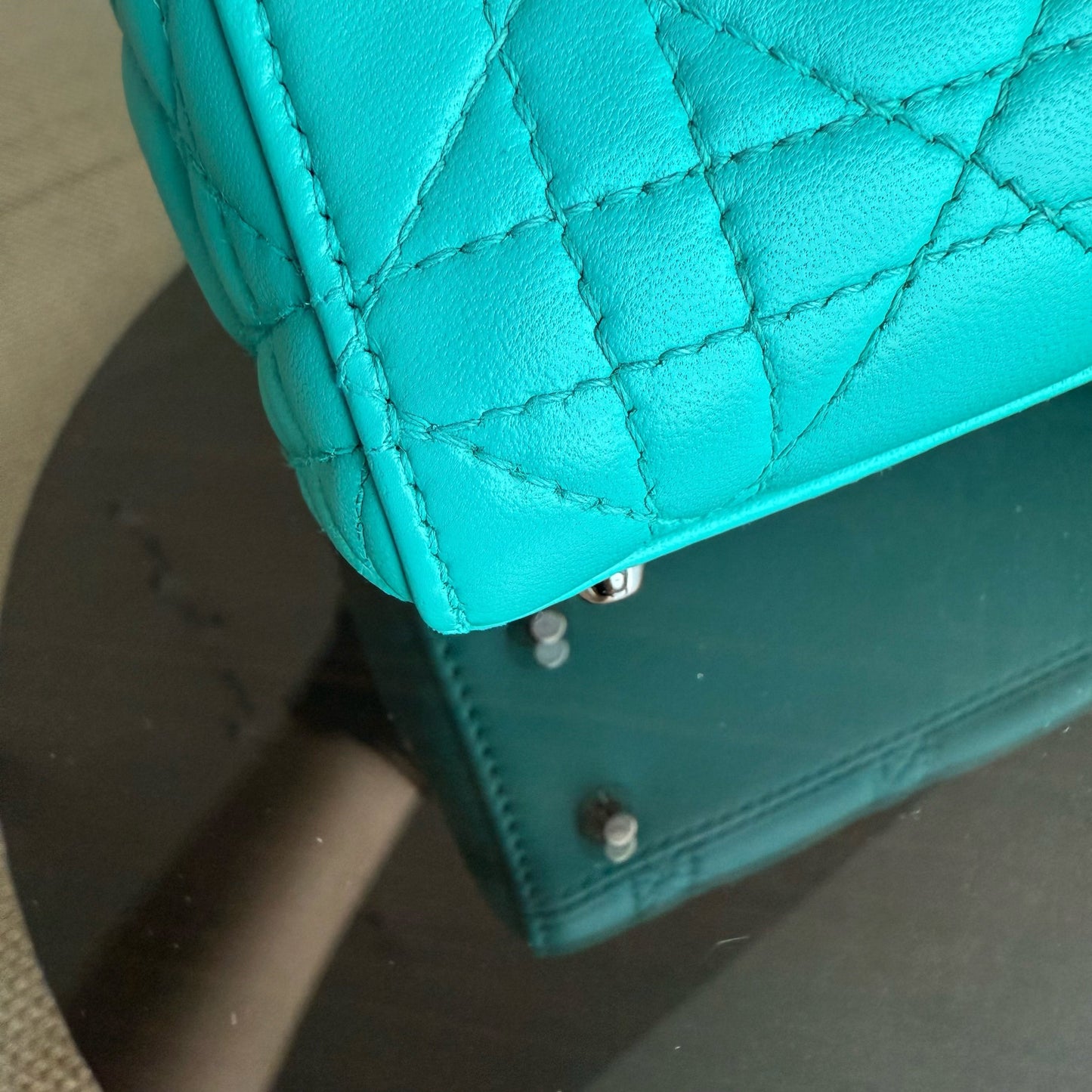Kovancy Lady Mini - Sangle réglable en cuir d'agneau Cannage bleu cyan et matériel argenté