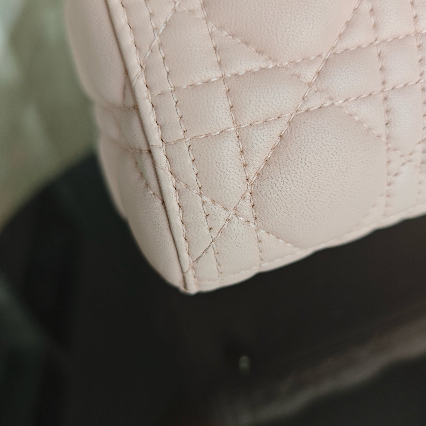 Kovancy Lady Grand modèle - Cuir d'agneau Cannage rose clair avec finitions dorées
