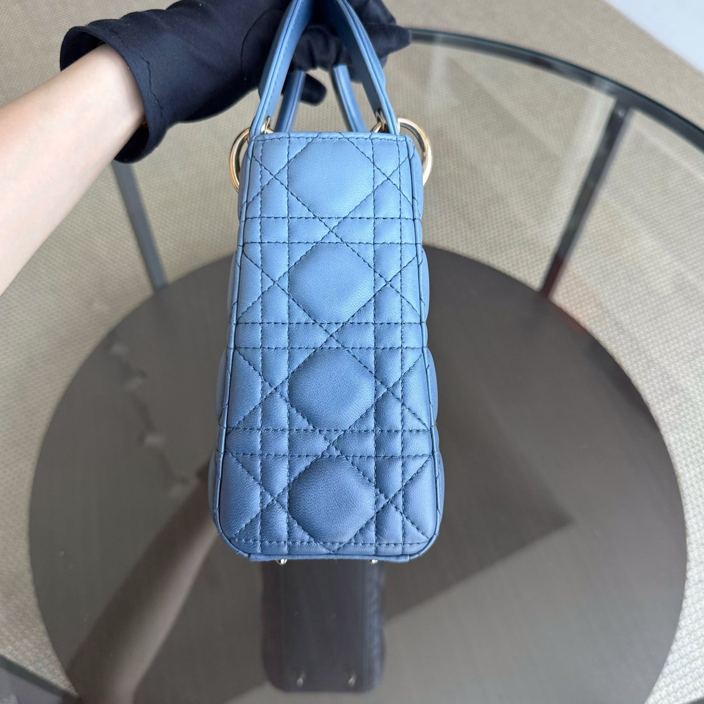 Kovancy Lady Petit rabat - Cuir d'agneau Cannage bleu, quincaillerie dorée MyABC