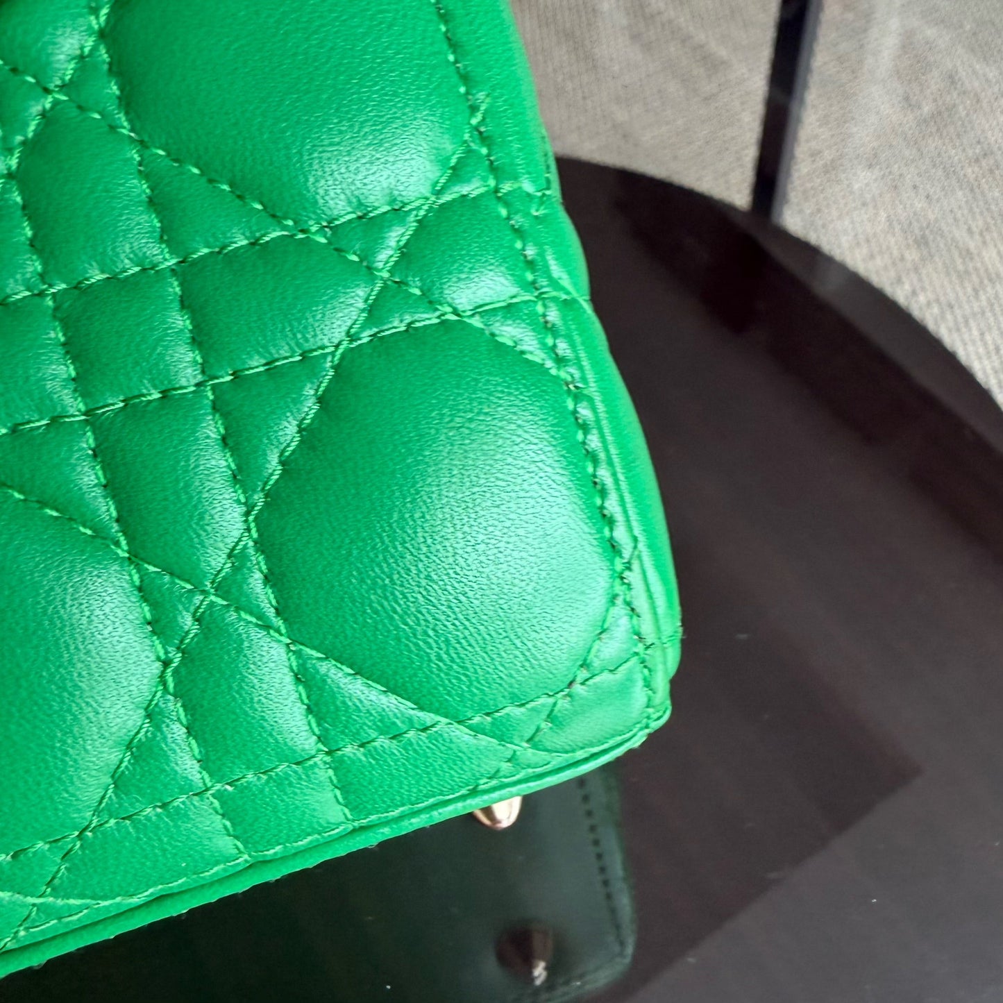 Kovancy Lady Petit rabat - Cuir d'agneau Cannage vert et finitions dorées