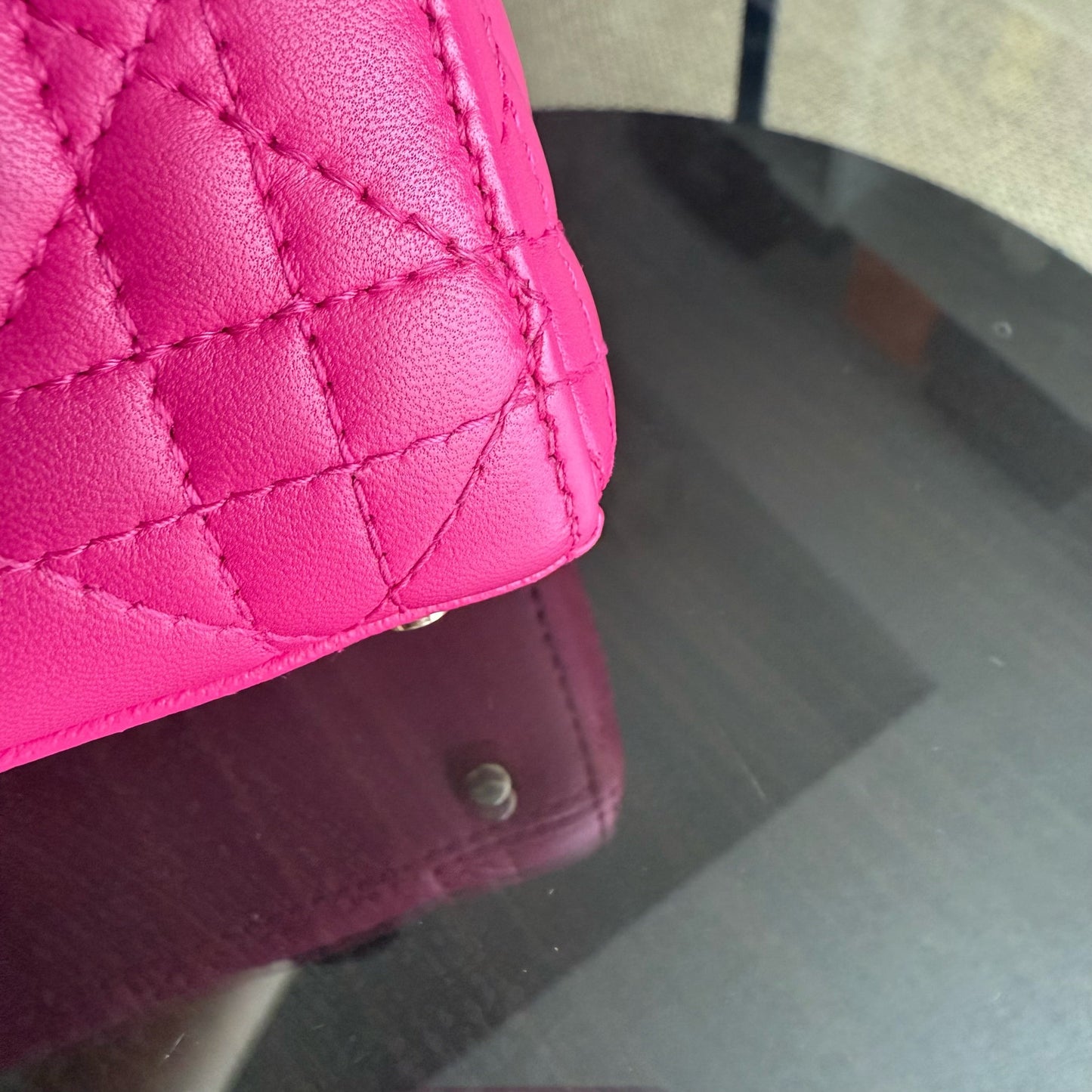 Kovancy Lady Mini - Bandoulière réglable en cuir d'agneau Cannage rose vif avec quincaillerie dorée
