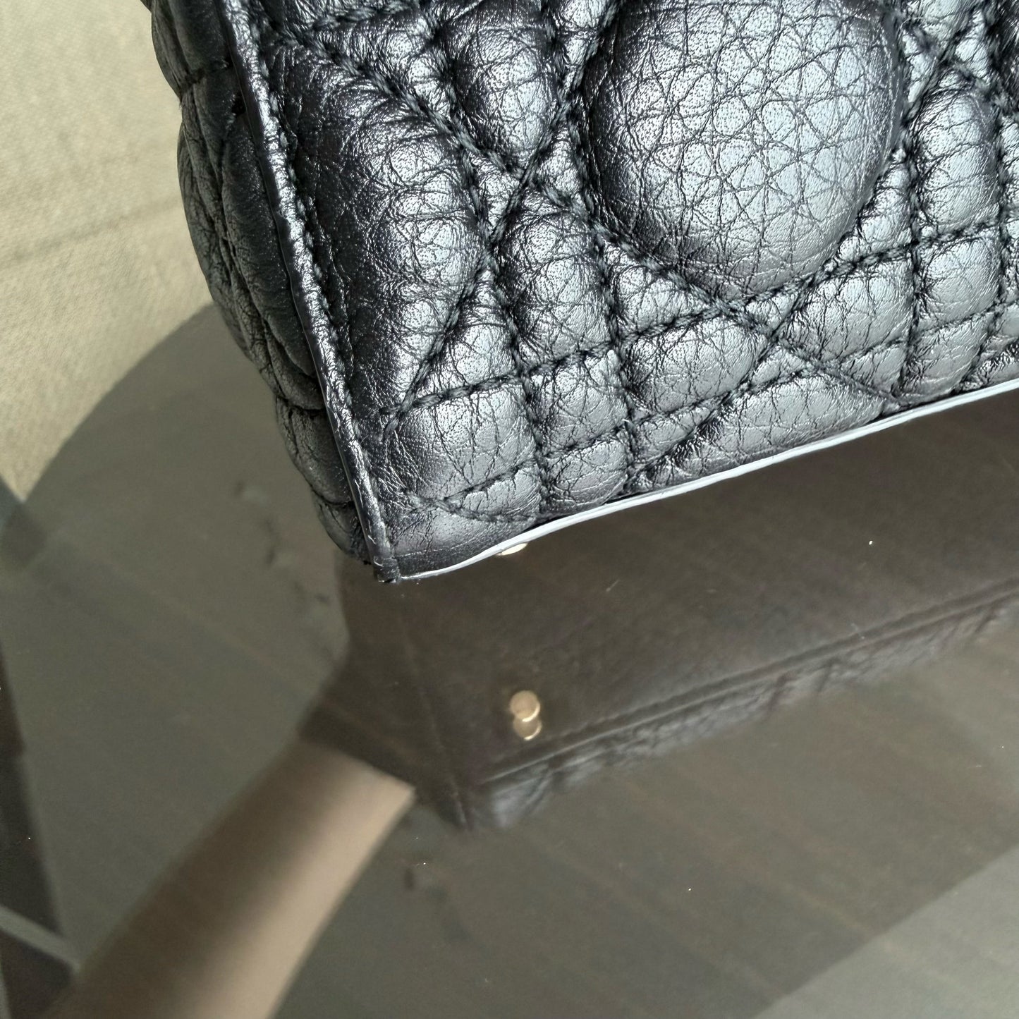 Kovancy Lady Mini - Cannage en veau grainé noir avec finitions dorées