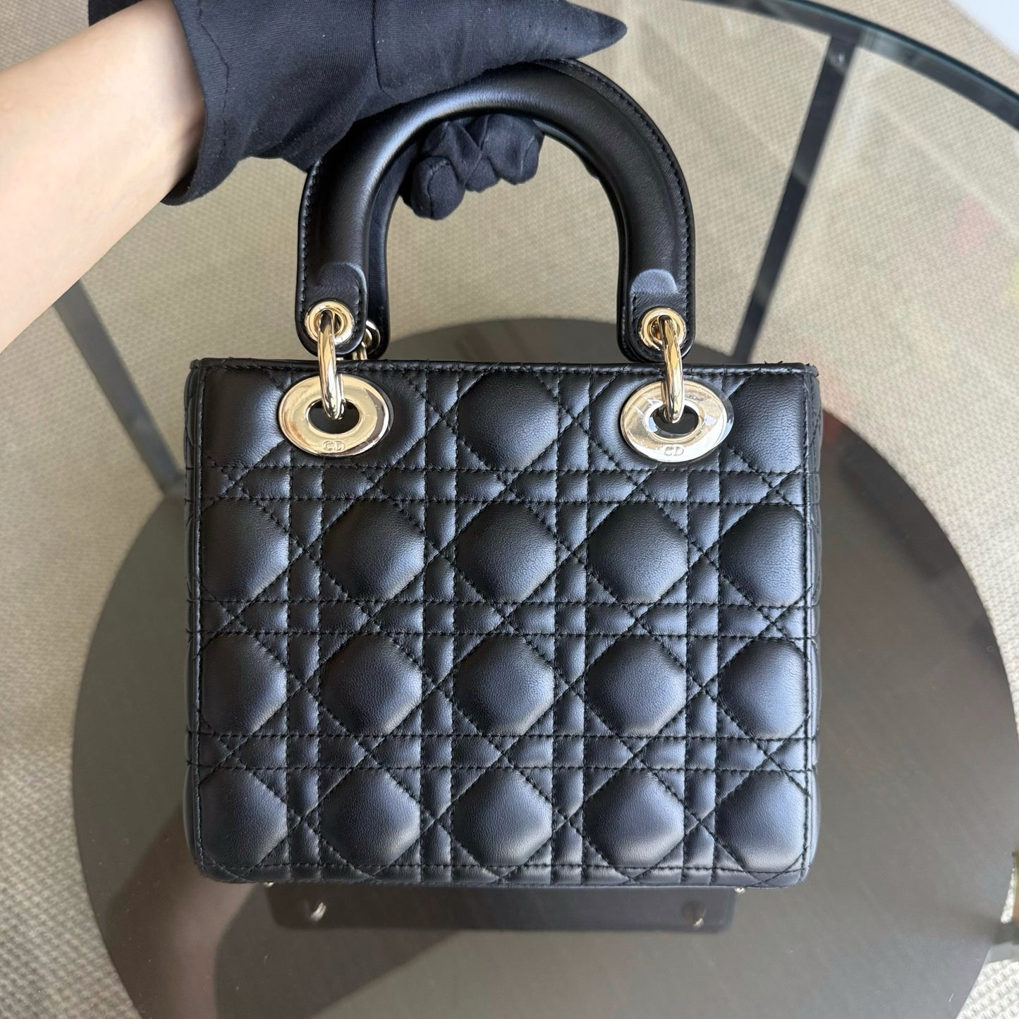 Kovancy Lady Petit rabat MyABC - Breloque ABC en cuir d'agneau Cannage noir et doré