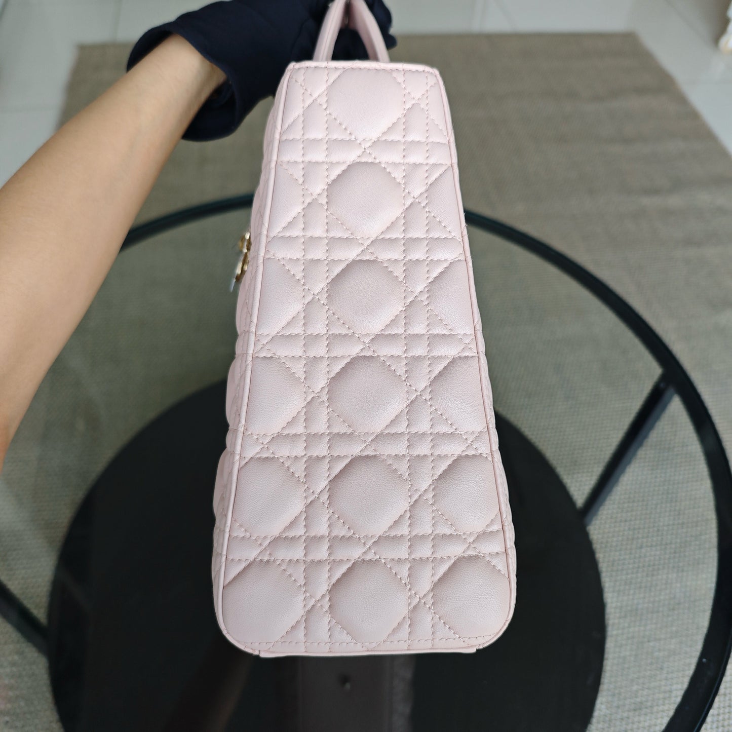 Kovancy Lady Grand modèle - Cuir d'agneau Cannage rose clair avec finitions dorées