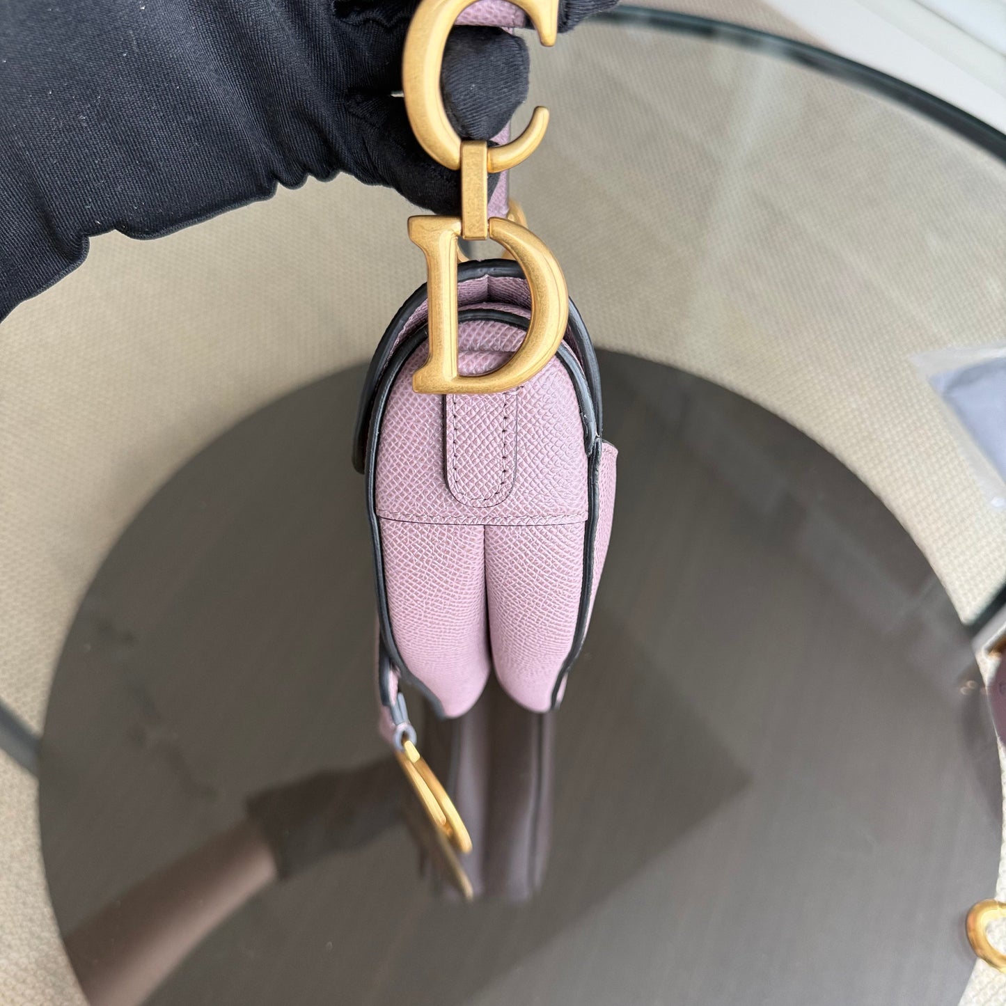 Kovancy Saddle Small - Bandoulière ajustable en cuir de veau grainé Nude Rose Hardware Gold