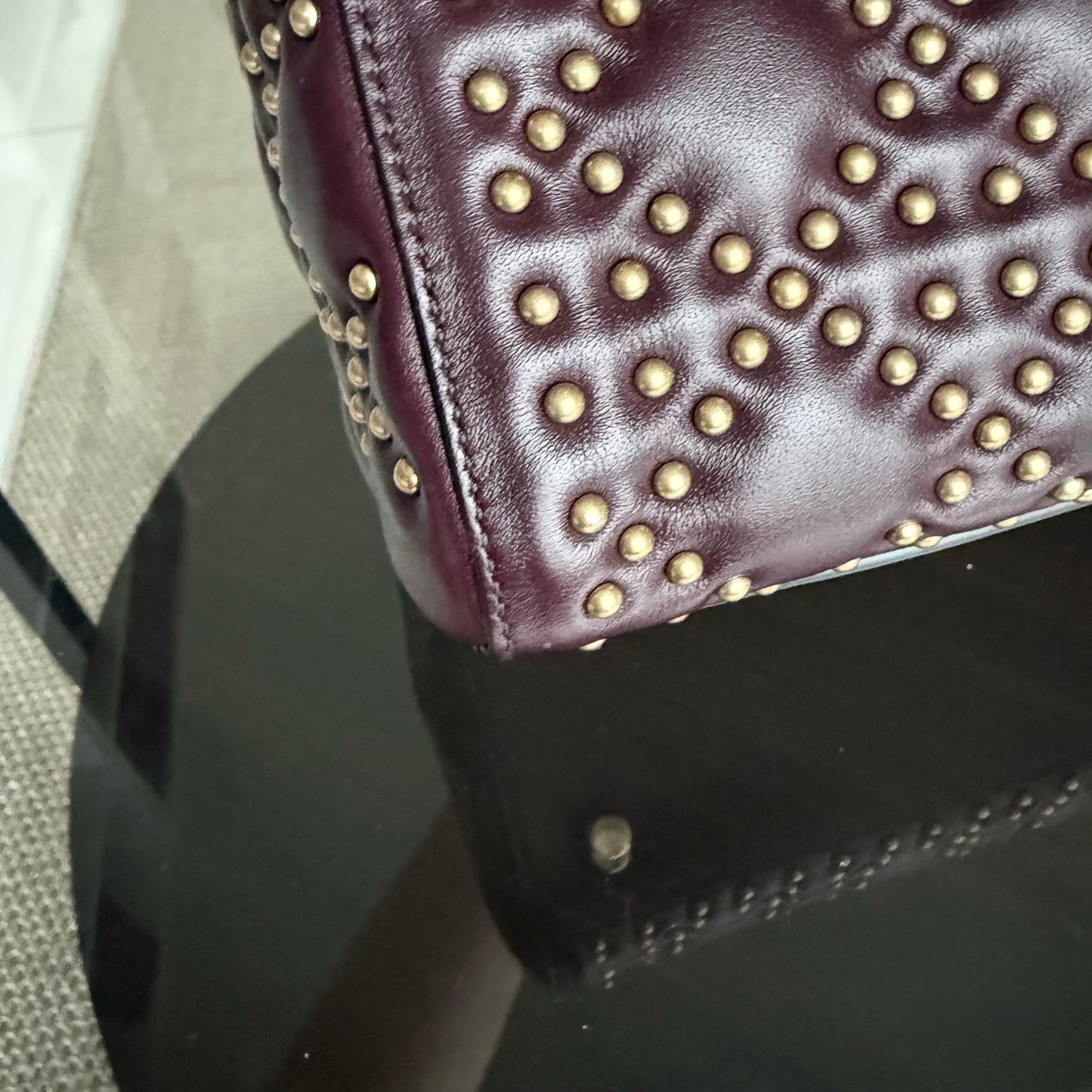 Kovancy Lady Rabat moyen - Cuir de veau Cannage clouté, rouge bordeaux, accessoires dorés