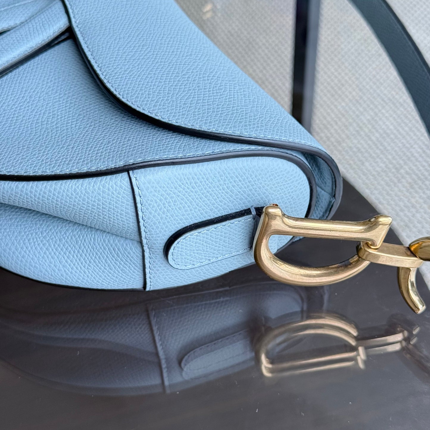 Kovancy Selle Medium - 25 cm en cuir de veau grainé bleu brume, accessoires dorés