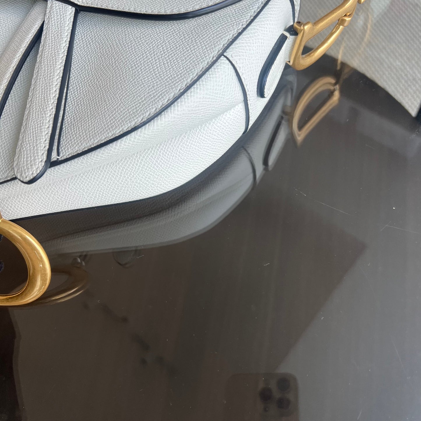 Kovancy Saddle Medium - Cuir de veau grainé, finitions en or blanc