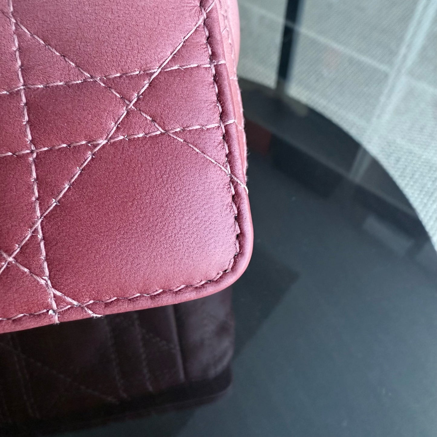 Kovancy Caro Small - Cuir de veau Cannage bicolore Accastillage or rose 20 cm