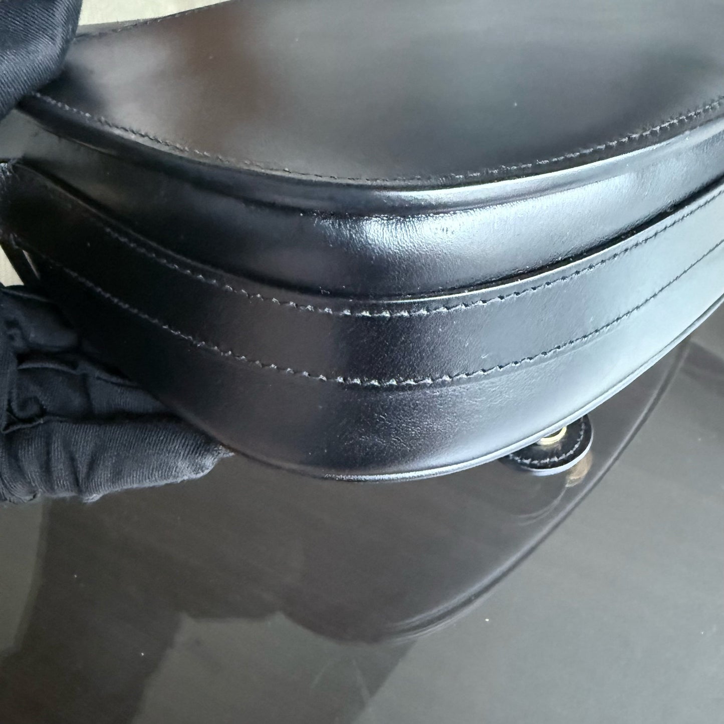 Kovancy Bobby Medium - Cuir de veau lisse noir, finitions dorées